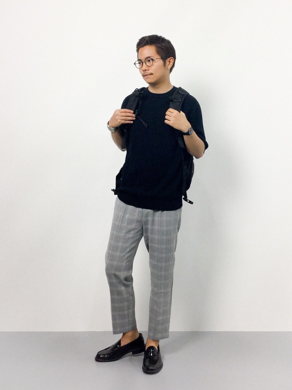 「ブラック、バックパック、ローファー、チェックパンツ、STUDIOUS、シンプルコーデ、メガネ男子、アンクルパンツ、モノトーンコーデ、半袖ニット」｜「STUDIOUSの【STUDIOUS】コットン半袖ニット（ニット/セーター、ブラック系）」を使った、K-1RO(ケーイチロー)さん（メンズ・171cm）の夏コーディネートの1枚目の写真