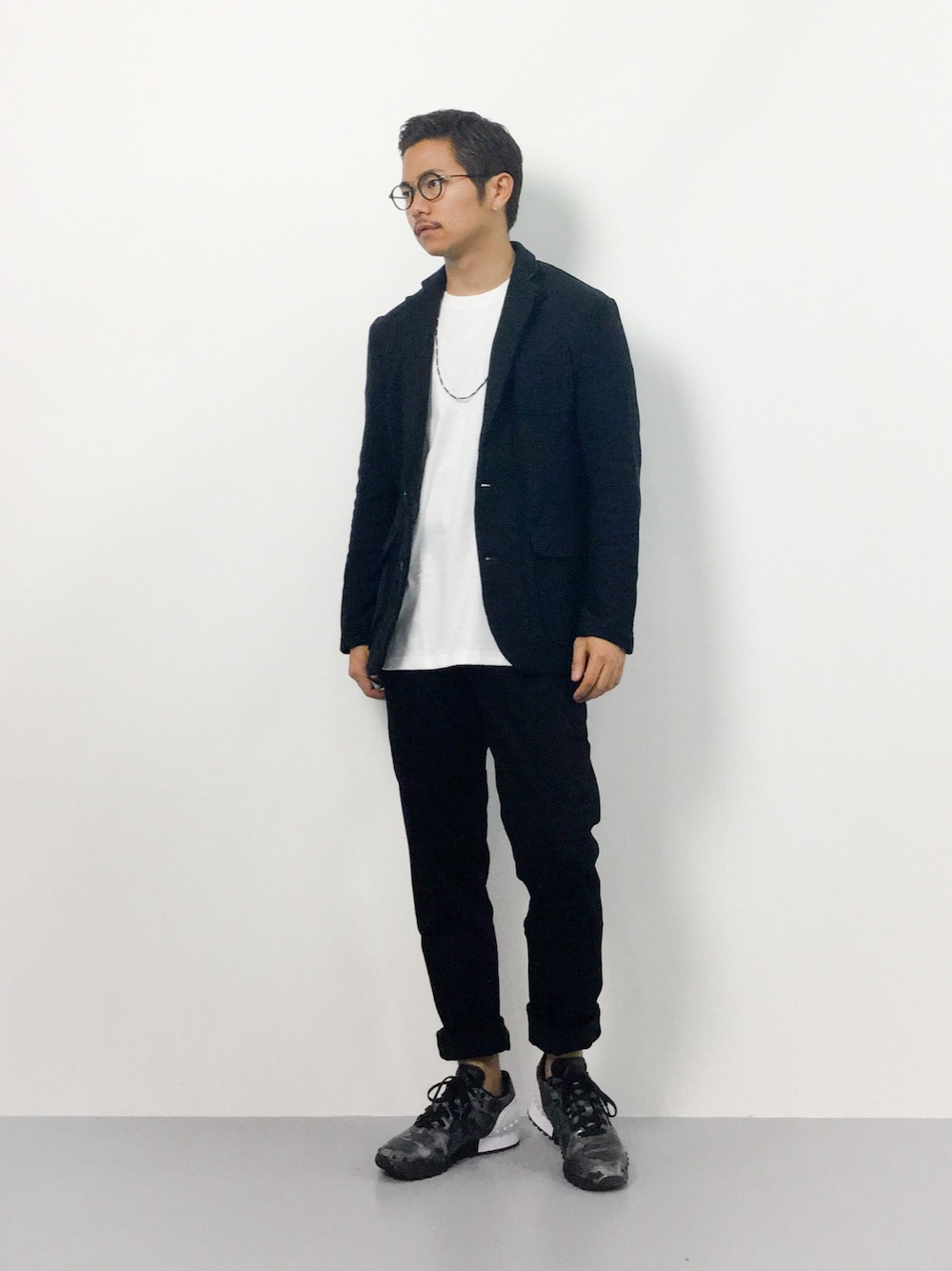 「テーラードジャケット、ロールアップ、Levi's、Onitsuka Tiger、ポケットＴシャツ、黒パンツ、ポケT、ストライプジャケット、白Tシャツ、無地T」｜「AZUL by moussyの裏起毛ストライプテイラードJKT（テーラードジャケット、ブラック系）」を使った、K-1RO(ケーイチロー)さん（メンズ・171cm）の夏コーディネートの1枚目の写真
