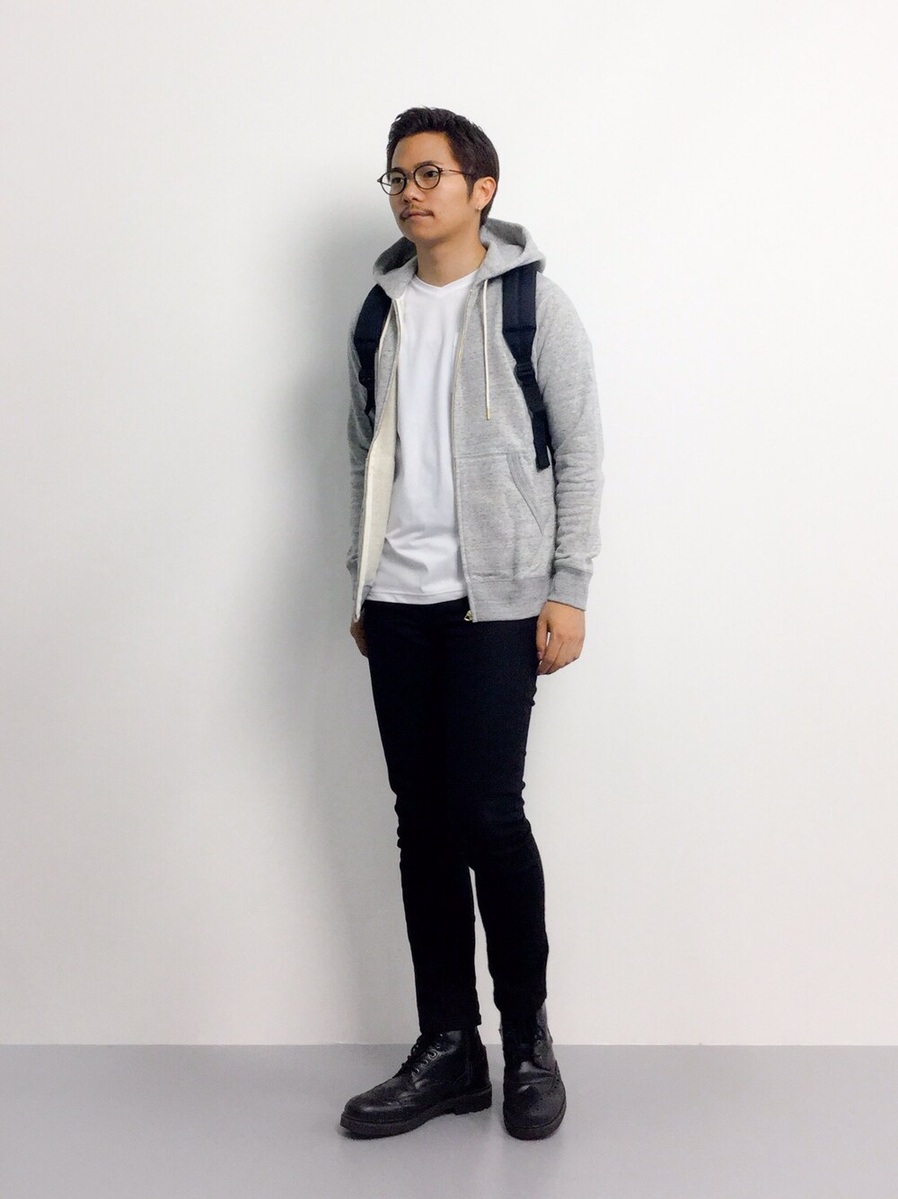 「バックパック、Vネック、白T、モード、グレーのパーカー、スキニーデニム、ﾌﾞﾗｯｸﾊﾟﾝﾂ、白Tシャツ、編み上げブーツ、ZOZO夏セール2015」｜「URBAN RESEARCH DOORS MENSのDOORS Dry V Neck Tee（Tシャツ/カットソー、ホワイト系）」を使った、K-1RO(ケーイチロー)さん（メンズ・171cm）の夏コーディネートの1枚目の写真