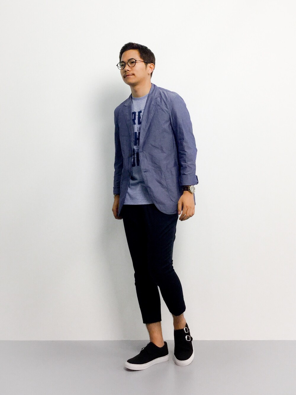 「ロゴT、シャンブレーシャツ、ストレッチパンツ、スリッポン、モンクストラップ、プリントT、ジャケットスタイル、アンクルパンツ、ダブルモンク、ネイビージャケット」｜「EDIFICEの◇タイプライターシャンブレーシャツカバーオール（カバーオール、ブルー系）」を使った、K-1RO(ケーイチロー)さん（メンズ・171cm）の夏コーディネートの1枚目の写真