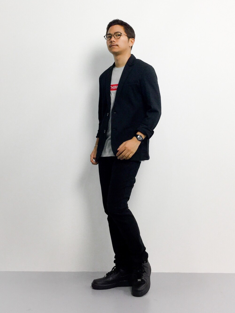 「ロゴT、NIKE、テーラードジャケット、AIR FORCE 1、ジャケットスタイル、ブラックスキニー、黒スキニー、黒スニーカー、黒ジャケット、グレーTシャツ」｜「RAGEBLUEのカットテーラードジャケット/559422（その他アウター、ブラック系）」を使った、K-1RO(ケーイチロー)さん（メンズ・171cm）の夏コーディネートの1枚目の写真