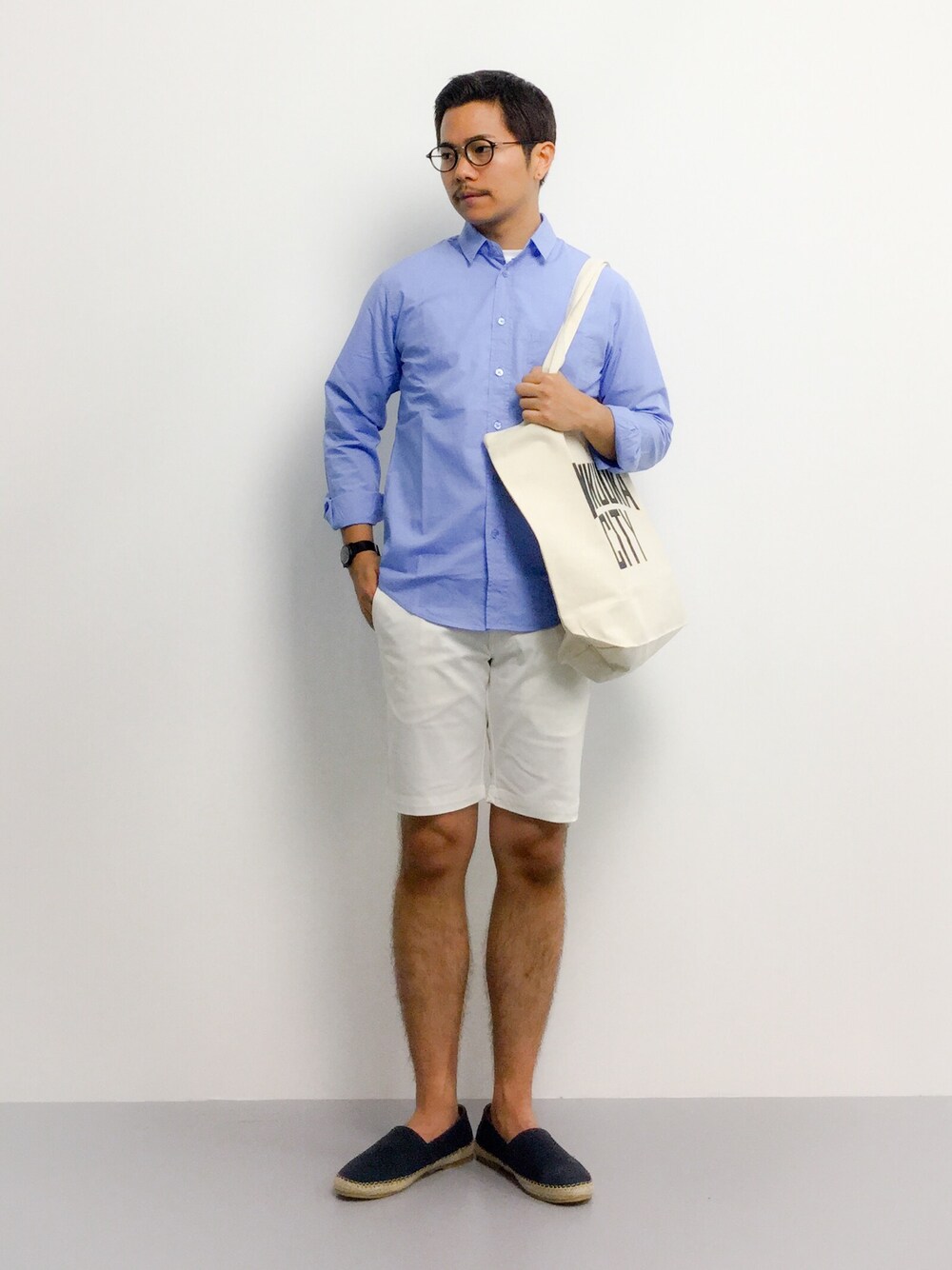 「トートバッグ、ショートパンツ、ホワイトパンツ、スウェードシューズ、メガネ男子、シャツスタイル、エスパドリーユ、スエードシューズ、ブルー×ホワイト、ショーツスタイル」｜「ADAM ET ROPE'のポプリンシャツ（シャツ/ブラウス、ブルー系）」を使った、K-1RO(ケーイチロー)さん（メンズ・171cm）の夏コーディネートの1枚目の写真