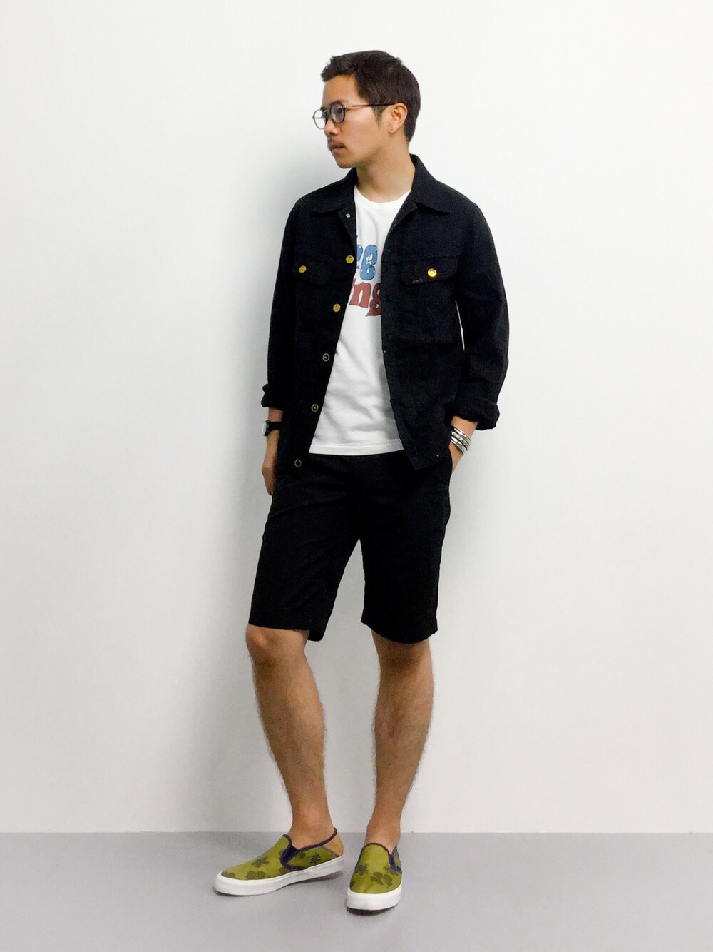 「プリントTシャツ、デニムジャケット、ブラックコーデ、LEE、Gジャン、スリッポン、プリントT、ジャケットスタイル、スリッポンスニーカー、ショーツスタイル」｜「NANO universeのLee/　Jeggers Ⅱ 101J Jacket（デニムジャケット、ブラック系）」を使った、K-1RO(ケーイチロー)さん（メンズ・171cm）の夏コーディネートの1枚目の写真