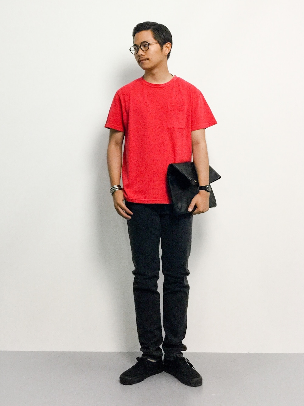「スキニーパンツ、クラッチバッグ、スキニー、バンズ、スキニーデニム、ポケットＴシャツ、ポケT、VANSのスニーカー、無地T、赤Tシャツ」｜「URBAN RESEARCH DOORS MENSのDOORS ピグメントダイ鹿の子Pocket Tee（Tシャツ/カットソー、レッド系）」を使った、K-1RO(ケーイチロー)さん（メンズ・171cm）の夏コーディネートの1枚目の写真