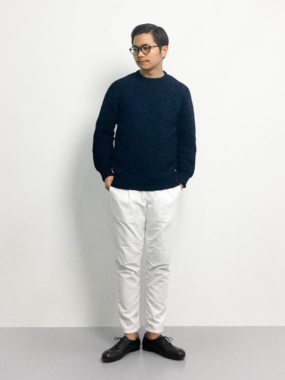 ブルー系のニット/セーター、ホワイト系のその他パンツ、ブラック系のその他シューズを着用したメンズの夏コーディネートの1枚目の写真