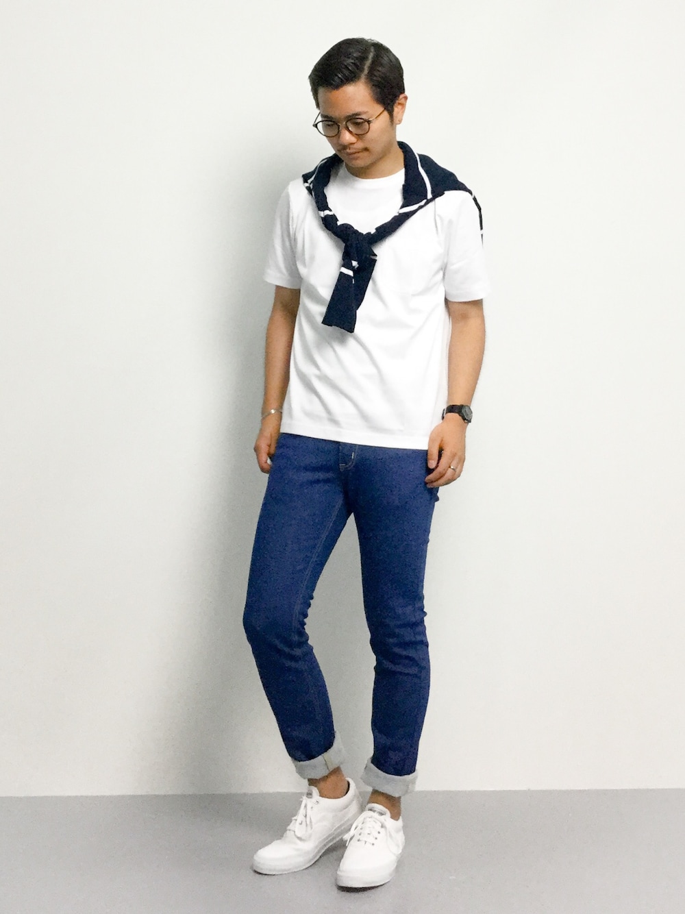 「カーディガン、コンバース、converse、白T、白スニーカー、スキニーデニム、ネイビー×ホワイト、白Tシャツ、カーディガン肩かけ、白Tシャツ×デニム」｜「green label relaxingのHI/G PONTE ポケット BIG-Tシャツ S/S（Tシャツ/カットソー、ホワイト系）」を使った、K-1RO(ケーイチロー)さん（メンズ・171cm）の夏コーディネートの1枚目の写真