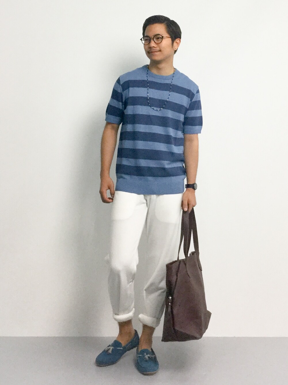 「スウェットパンツ、ボーダー、スリッポン、ボーダーニット、丸メガネ、ホワイトパンツ、ボーダートップス、タッセルローファー、レザーバッグ、ビーズネックレス」｜「green label relaxingのBOR/PT C/N S/S 12G サマーニット（ニット/セーター、ブルー系）」を使った、K-1RO(ケーイチロー)さん（メンズ・171cm）の夏コーディネートの1枚目の写真