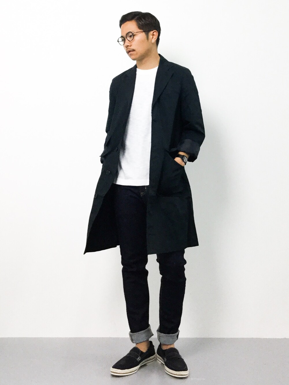 ブルー系のチェスターコート、ホワイト系のTシャツ/カットソー、ブルー系のその他パンツを着用したメンズの夏コーディネートの1枚目の写真