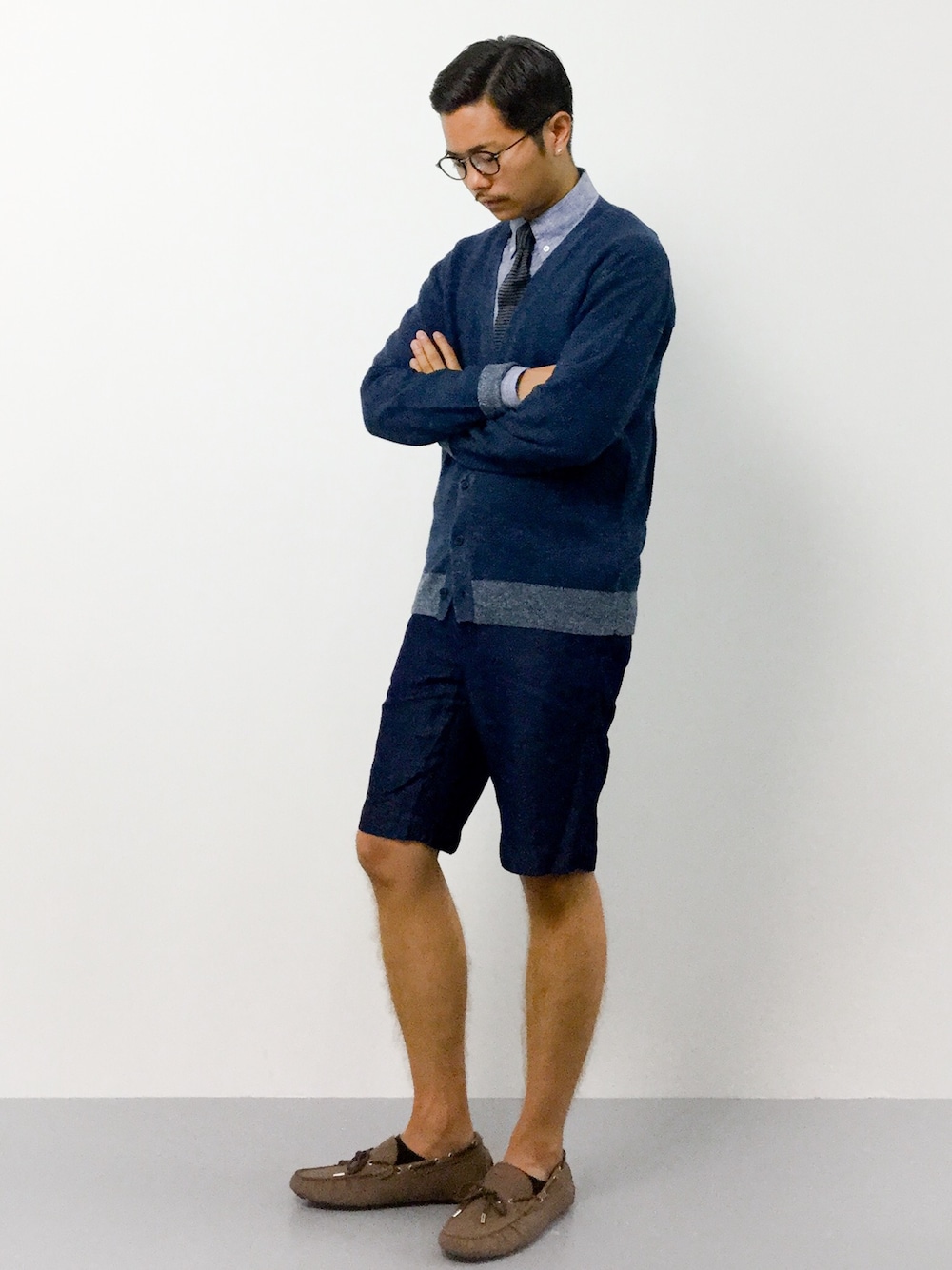 「カーディガン、ショートパンツ、レザーシューズ、ボタンダウンシャツ、丸メガネ、タイドアップ、イージーパンツ、ネイビーコーデ、ドライビングシューズ、リネンシャツ」｜「SHIPS JET BLUEのSHIPS JET BLUE(シップス ジェットブルー): フランダースリネン/Vカーディガン■（カーディガン/ボレロ、ブルー系）」を使った、K-1RO(ケーイチロー)さん（メンズ・171cm）の夏コーディネートの1枚目の写真