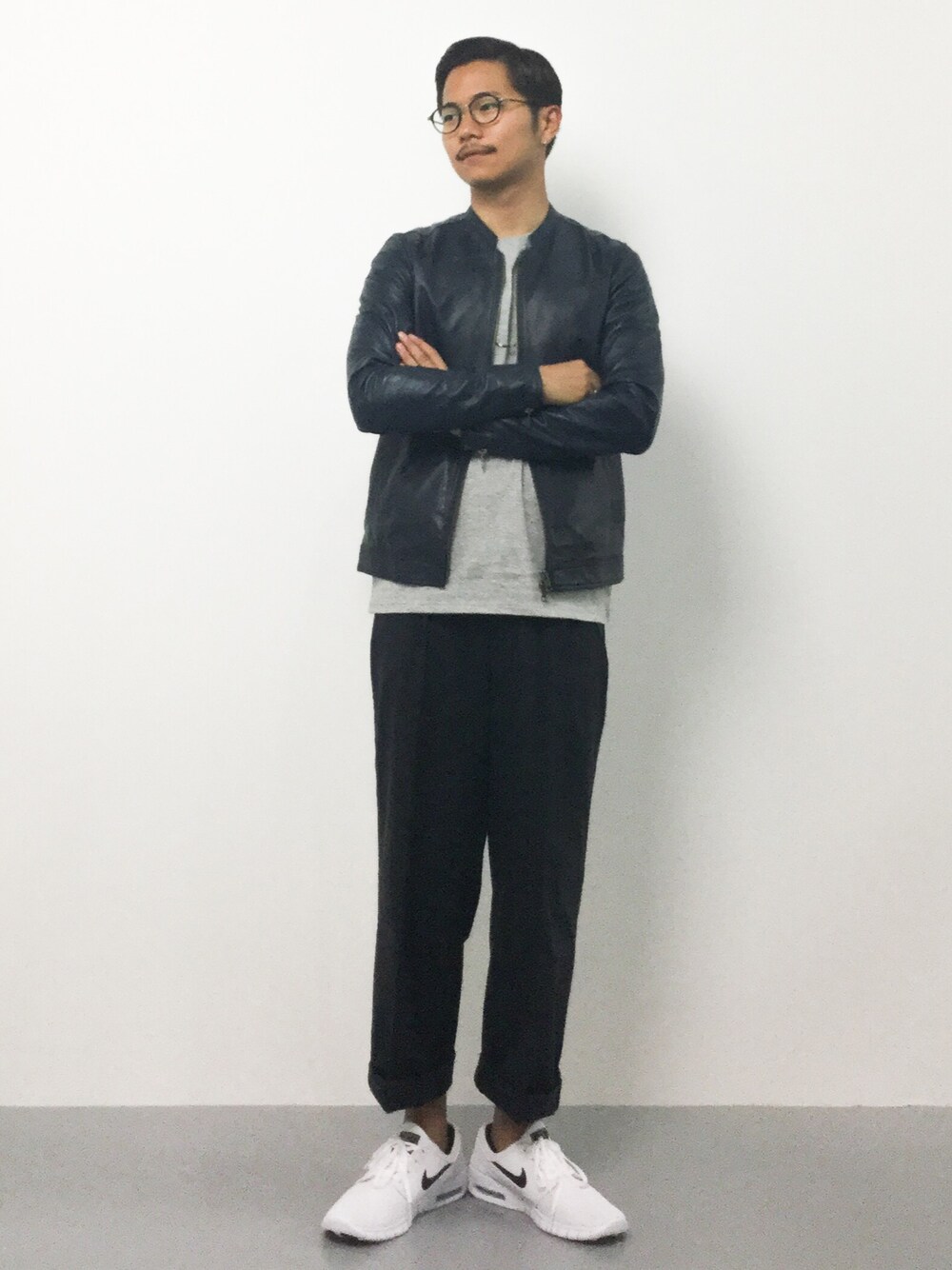 「NIKE、レザージャケット、ナイキ、ナイキスニーカー、アンクルパンツ、ポケットＴシャツ、ポケT、アンクル丈、ネイビーパンツ、グレーTシャツ」｜「JOURNAL STANDARDのラムレザースタンドブルゾン #（ブルゾン、ブルー系）」を使った、K-1RO(ケーイチロー)さん（メンズ・171cm）の夏コーディネートの1枚目の写真
