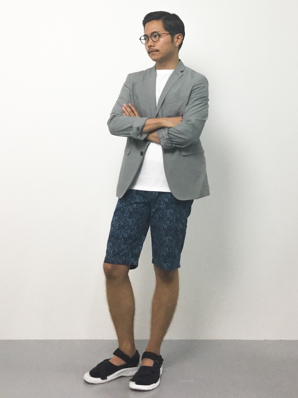 「ジャケット、柄パンツ、テーラードジャケット、チノパン、丸メガネ、サンダル、ショーツ、ジャケットスタイル、グレージャケット、サンダルに靴下」｜「HAREのセットアップテーラードジャケット(HARE)（テーラードジャケット、グレー系）」を使った、K-1RO(ケーイチロー)さん（メンズ・171cm）の夏コーディネートの1枚目の写真