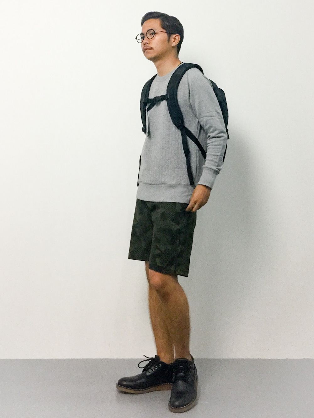 「スウェット、ブーツ、バックパック、カモフラ、カモフラパンツ、丸メガネ、ショーツ、スウェットトップス、グレーのスウェット、クレープソール」｜「JOURNAL STANDARDのSNOW ポケット付きクルーネックスウェット ##（スウェット、グレー系）」を使った、K-1RO(ケーイチロー)さん（メンズ・171cm）の夏コーディネートの1枚目の写真