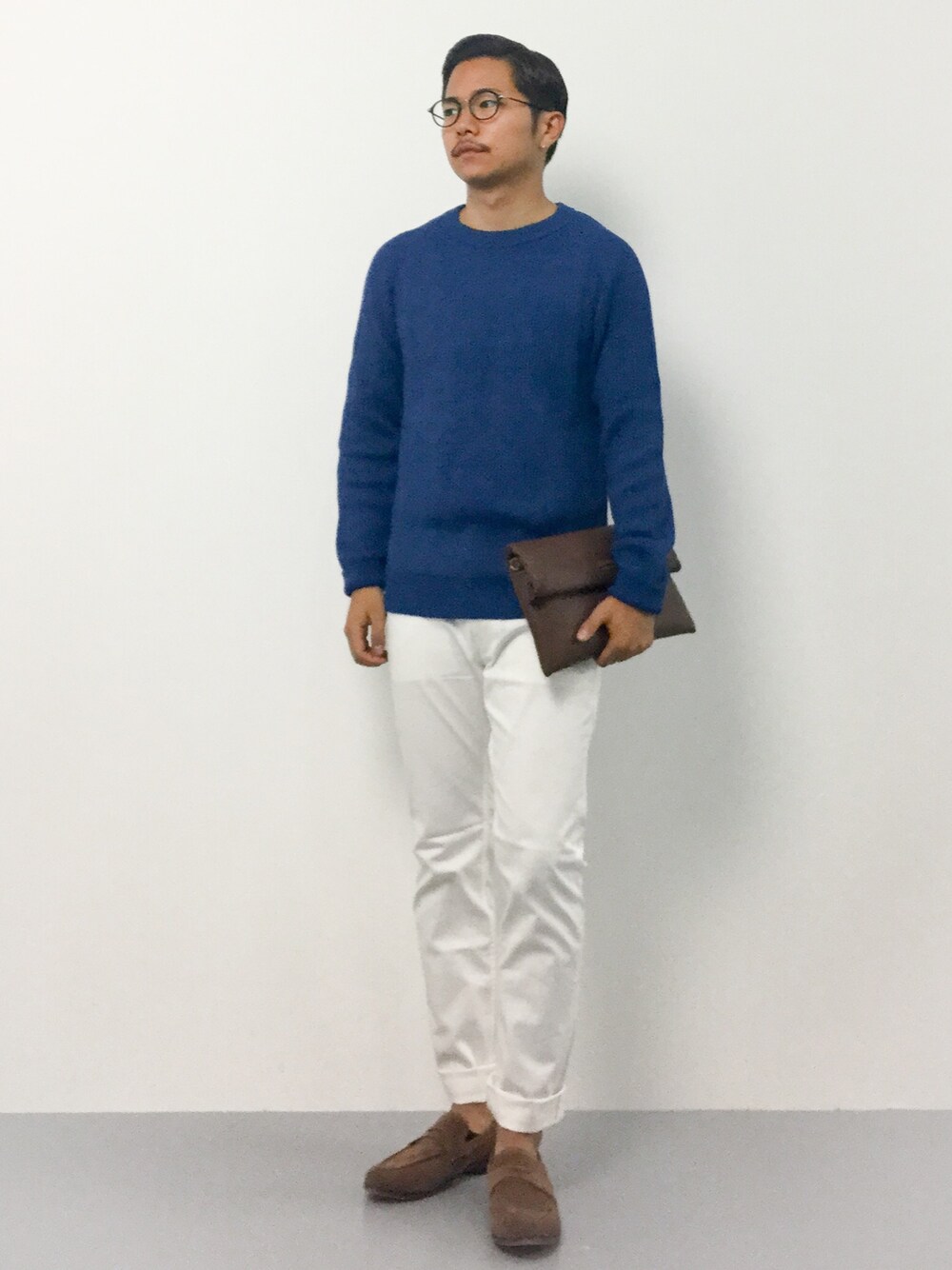 「ニット、クルーネックニット、クラッチバッグ、ローファー、ストレッチパンツ、ホワイトパンツ、インディゴ、レザーバッグ、スエードシューズ、ブルーニット」｜「FREAK'S STOREの【MADE IN JAPAN】　インディゴ畔編クルーネックニット（ニット/セーター、ブルー系）」を使った、K-1RO(ケーイチロー)さん（メンズ・171cm）の夏コーディネートの1枚目の写真