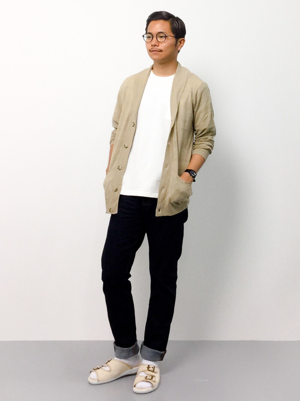 「デニム、白T、デニムパンツ、白ソックス、サンダル、ロールアップ、白Tシャツ、サンダルに靴下、ソックス×サンダル、ラペルカーディガン」｜「NANO universeのコットンジャガードショールカラーCD（カーディガン/ボレロ、ベージュ系）」を使った、K-1RO(ケーイチロー)さん（メンズ・171cm）の夏コーディネートの1枚目の写真