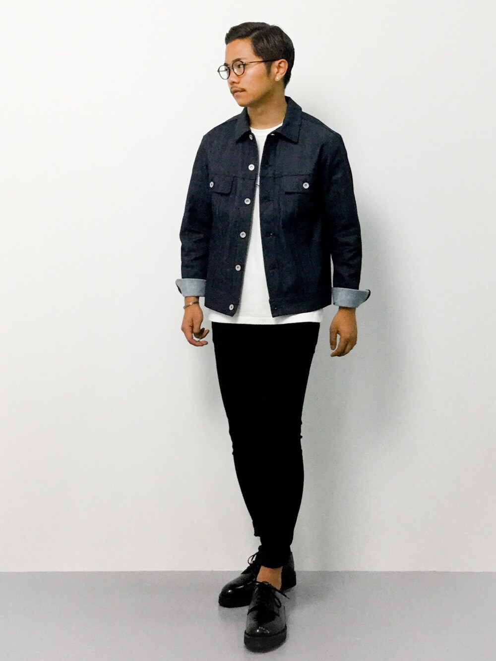 「スキニーパンツ、スキニー、デニムジャケット、白T、Gジャン、革靴、cheap monday、黒スキニー、白Tシャツ、チープマンデー」｜「CHEAP MONDAYのHim Spray Black（デニムパンツ、ブラック系）」を使った、K-1RO(ケーイチロー)さん（メンズ・171cm）の夏コーディネートの1枚目の写真