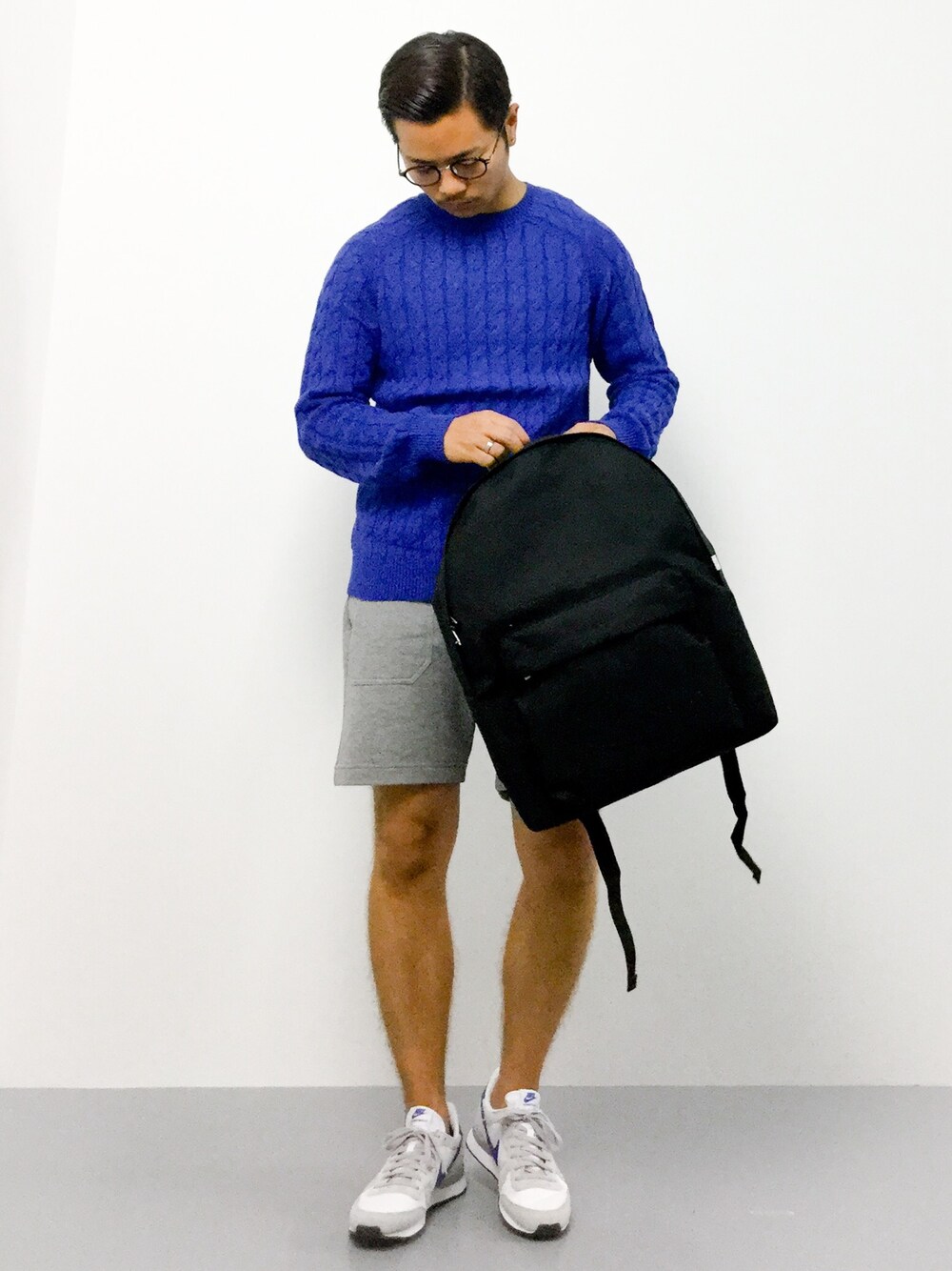 「スウェットパンツ、スウェット、ニット、NIKE、クルーネックニット、バックパック、ショートパンツ、ナイキ、ナイキスニーカー、ブルーニット」｜「SHARE PARKの【VERY掲載商品】コットンディティールニット　（ニット/セーター、ブルー系）」を使った、K-1RO(ケーイチロー)さん（メンズ・171cm）の夏コーディネートの1枚目の写真