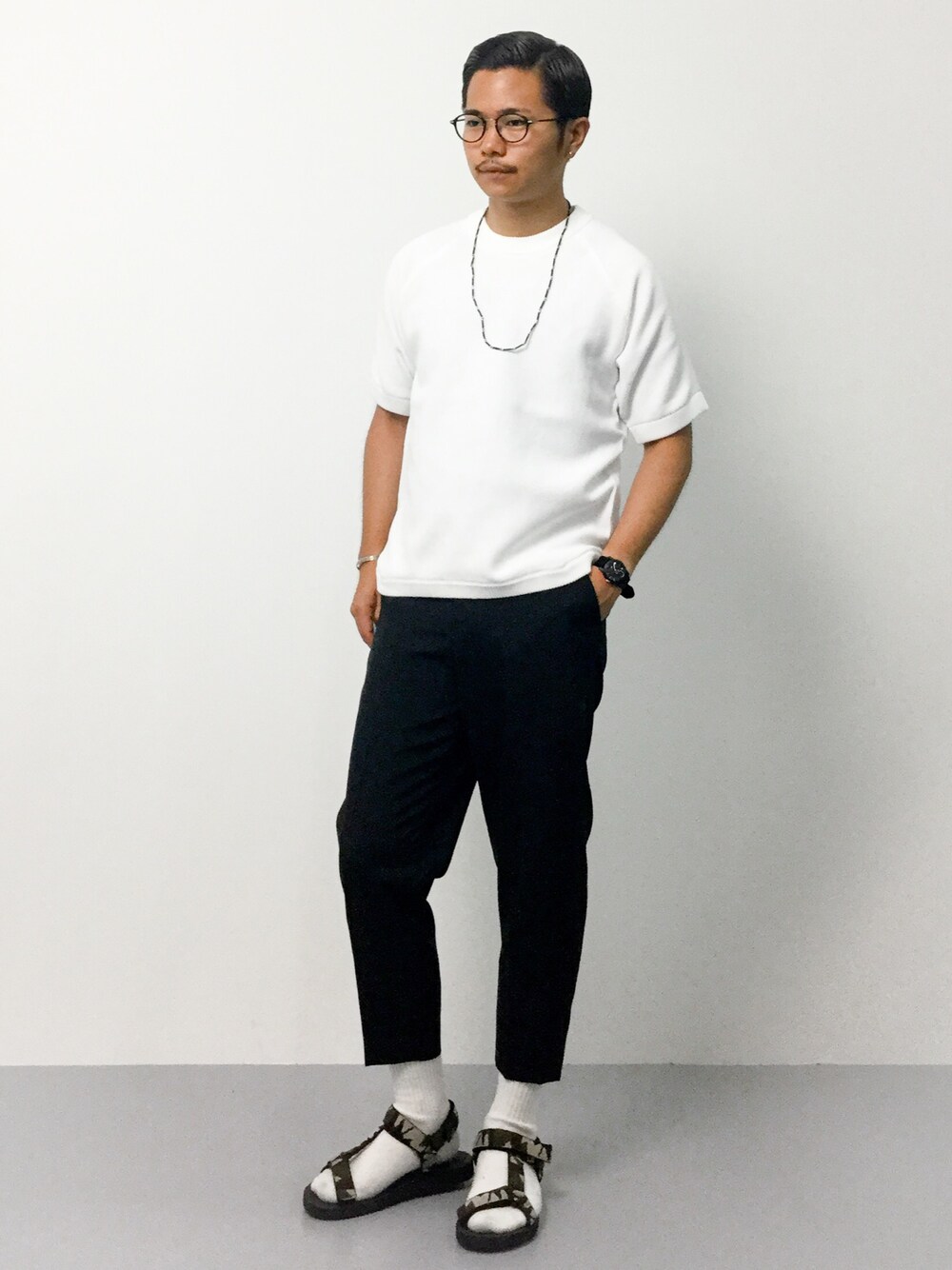 「白ソックス、サンダル、白ニット、ビックシルエット、ホワイトニット、アンクルパンツ、半袖ニット、ビーズネックレス、サンダルに靴下、ソックス×サンダル」｜「417 EDIFICEの◇PE カノコクルーネックニット S/S（ニット/セーター、ホワイト系）」を使った、K-1RO(ケーイチロー)さん（メンズ・171cm）の夏コーディネートの1枚目の写真