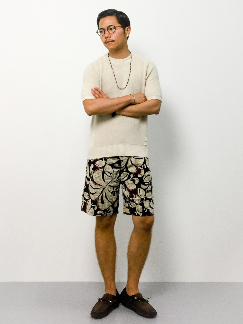 「クルーネックニット、ショートパンツ、革靴、白ニット、ホワイトニット、クルーネック、ドライビングシューズ、トロピカル、スエードシューズ」｜「JOURNAL STANDARDのMACLIR / マクリル: オーガニックコットンS/Sクルーネックニット（Tシャツ/カットソー、ホワイト系）」を使った、K-1RO(ケーイチロー)さん（メンズ・171cm）の夏コーディネートの1枚目の写真
