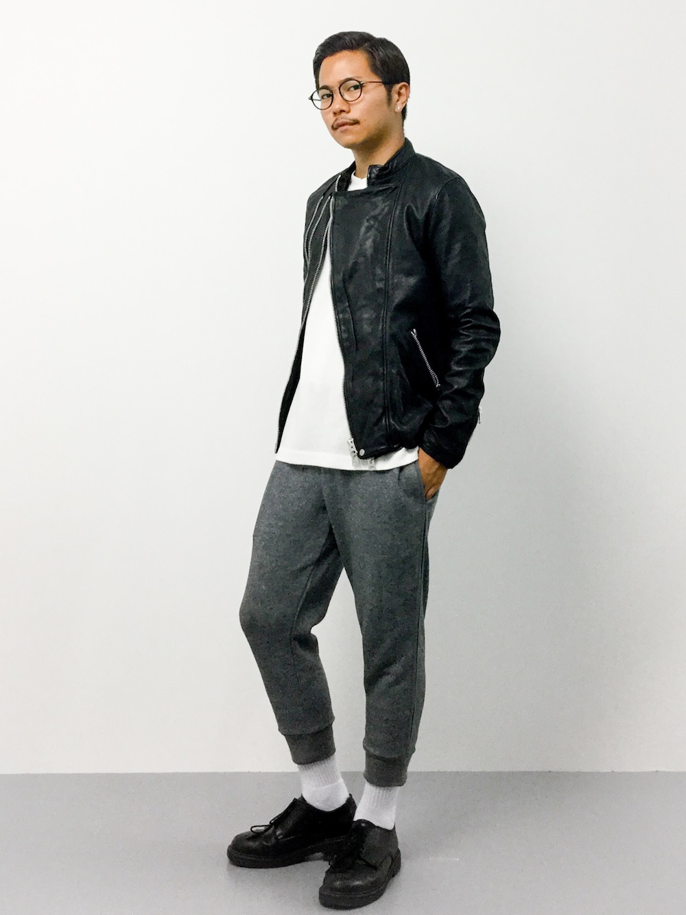ブラック系のライダースジャケット、ホワイト系のTシャツ/カットソー、グレー系のその他パンツを着用したメンズの夏コーディネートの1枚目の写真