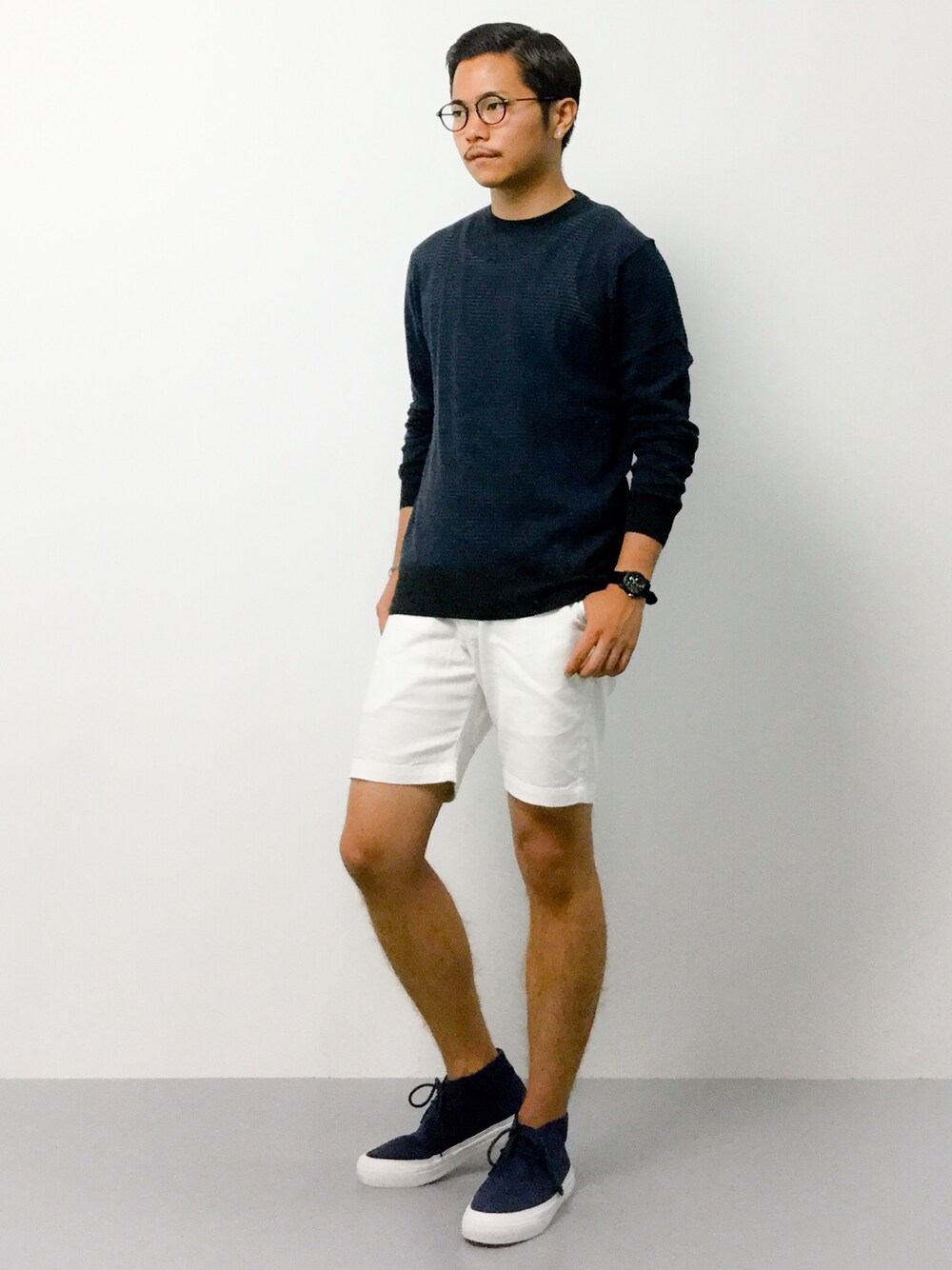 ブラック系のニット/セーター、ホワイト系のその他パンツ、ブルー系のスニーカーを着用したメンズの夏コーディネートの1枚目の写真