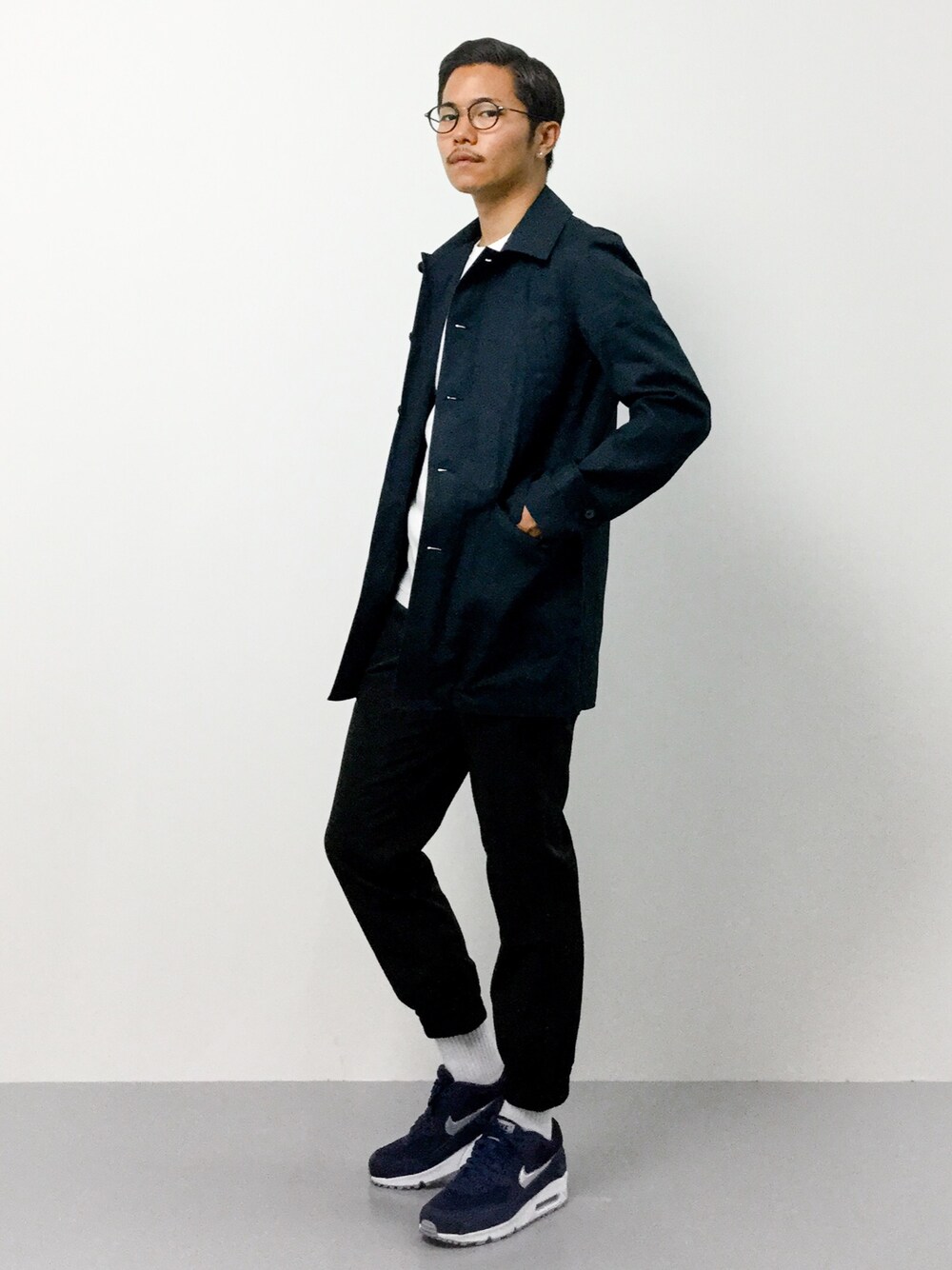 「コート、ステンカラーコート、白T、ストレッチパンツ、ナイキ、ナイキスニーカー、LOUNGE LIZARD、白Tシャツ、ジョガーパンツ、NIKE AIR MAX」｜「LOUNGE LIZARDのSUPIMA CRISPY WEATHER ステンカラーコート（ステンカラーコート、ブルー系）」を使った、K-1RO(ケーイチロー)さん（メンズ・171cm）の夏コーディネートの1枚目の写真