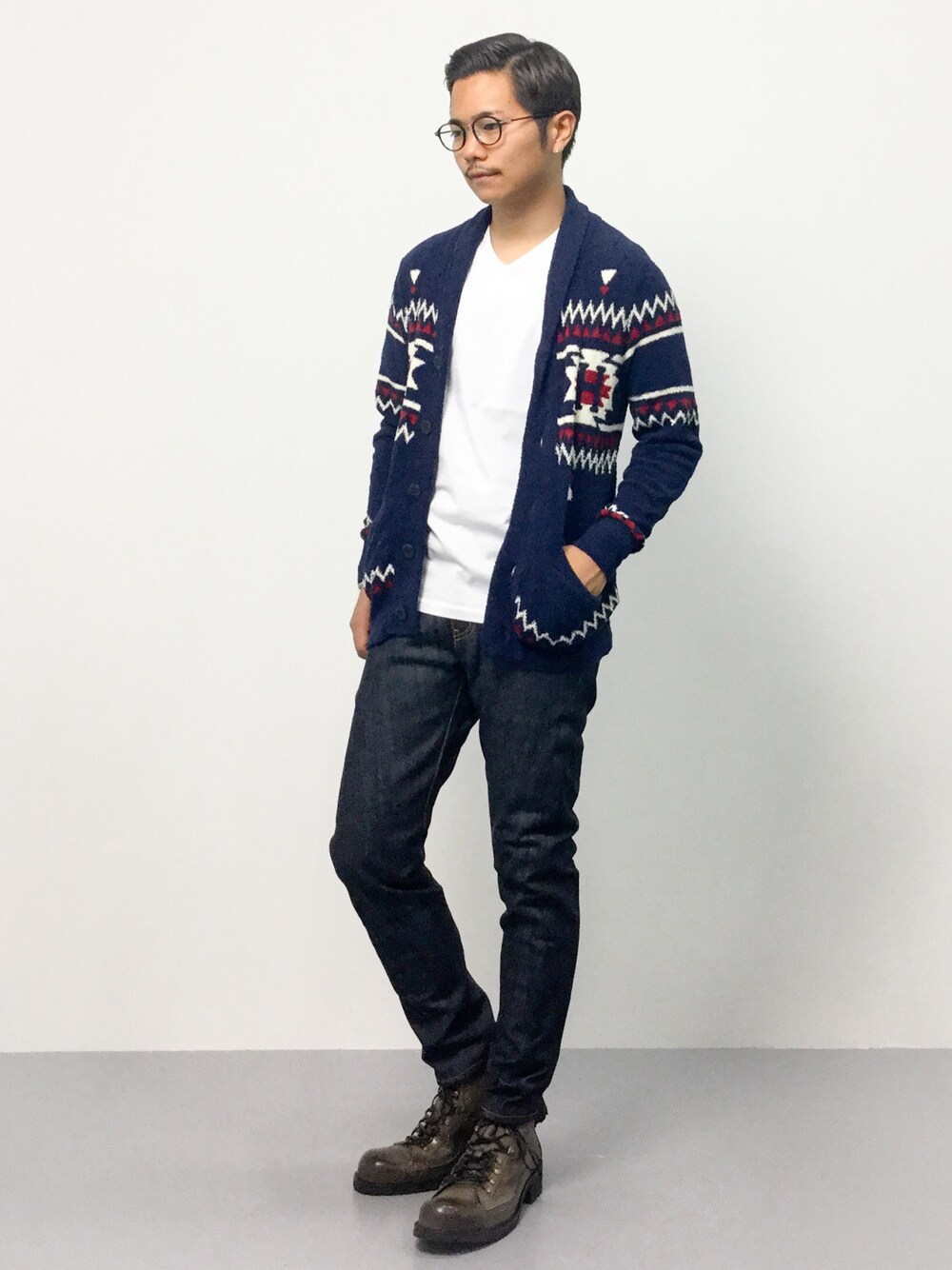 ブルー系のカーディガン/ボレロ、ホワイト系のTシャツ/カットソー、ブルー系のデニムパンツを着用したメンズの夏コーディネートの1枚目の写真