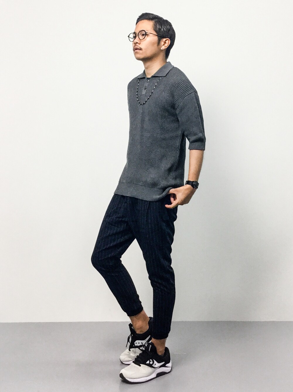 「スニーカー、リブパンツ、ストライプパンツ、丸メガネ、イージーパンツ、ポロシャツ、ニットポロ、saucony、ビーズネックレス、サッカニー」｜「STUDIOUSの【STUDIOUS】コットンニットポロシャツ（ポロシャツ、グレー系）」を使った、K-1RO(ケーイチロー)さん（メンズ・171cm）の夏コーディネートの1枚目の写真