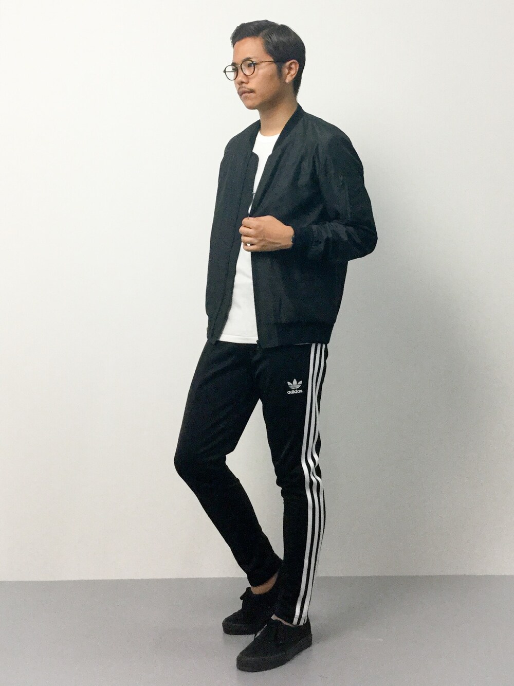 「MA-1、adidas、白T、モノトーン、アディダス、シャツジャケット、丸メガネ、トラックパンツ、白Tシャツ、ジャージーパンツ」｜「HAREのライトMA-1(HARE)（MA-1、グレー系）」を使った、K-1RO(ケーイチロー)さん（メンズ・171cm）の夏コーディネートの1枚目の写真