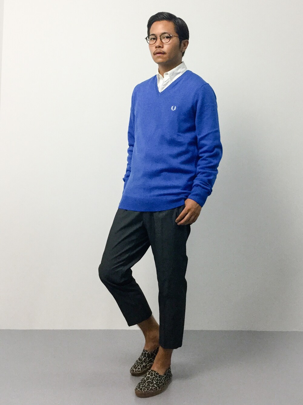 「ニット、レオパード、スラックス、ストライプパンツ、クロップドパンツ、FRED PERRY、エスパドリーユ、フレッドペリー、ブルーニット、レオパードシューズ」｜「FRED PERRYのClassic Tipped V-neck（ニット/セーター、ブルー系）」を使った、K-1RO(ケーイチロー)さん（メンズ・171cm）の夏コーディネートの1枚目の写真
