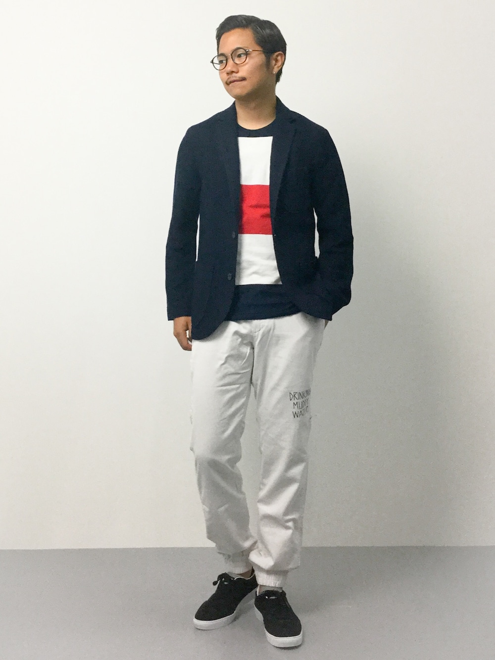「スニーカー、ジャケット、テーラードジャケット、トリコロール、丸メガネ、マリン、イージーパンツ、FRED PERRY、ニットジャケット、ミリタリーパンツ」｜「SHIPS GENERAL SUPPLYのSGS: ビッグボーダーTee■（Tシャツ/カットソー、レッド系）」を使った、K-1RO(ケーイチロー)さん（メンズ・171cm）の夏コーディネートの1枚目の写真