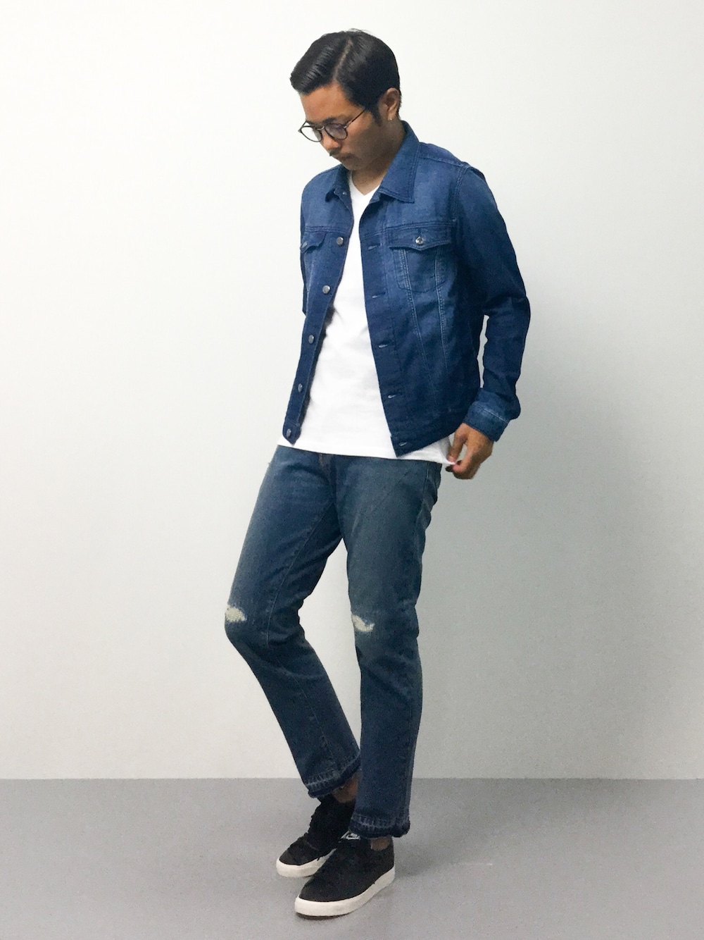 「デニムジャケット、Vネック、白T、ナイキ、Gジャン、デニムパンツ、ナイキスニーカー、アンクルパンツ、デニムオンデニム、白Tシャツ」｜「NANO universeの裏毛Gジャン（デニムジャケット、ブルー系）」を使った、K-1RO(ケーイチロー)さん（メンズ・171cm）の夏コーディネートの1枚目の写真