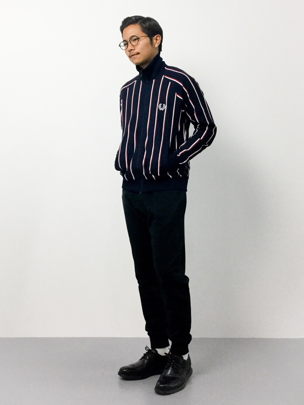 「スウェットパンツ、ブリティッシュ、レザーシューズ、丸メガネ、白ソックス、FRED PERRY、COLE HAAN(COLE HAAN)、トラックジャケット、フレッドペリー、ストライプジャケット」｜「FRED PERRYのRegimental Track Jacket（ブルゾン、ブルー系）」を使った、K-1RO(ケーイチロー)さん（メンズ・171cm）の夏コーディネートの1枚目の写真