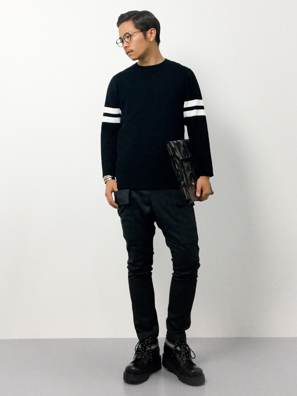 「ニット、カモフラ、クラッチバッグ、迷彩、サルエルパンツ、カーゴパンツ、レザーシューズ、リブニット、マウンテンブーツ、NUMBER (N)INE」｜「NANO universeのミラノリブフットボールニット（ニット/セーター、ブラック系）」を使った、K-1RO(ケーイチロー)さん（メンズ・171cm）の夏コーディネートの1枚目の写真