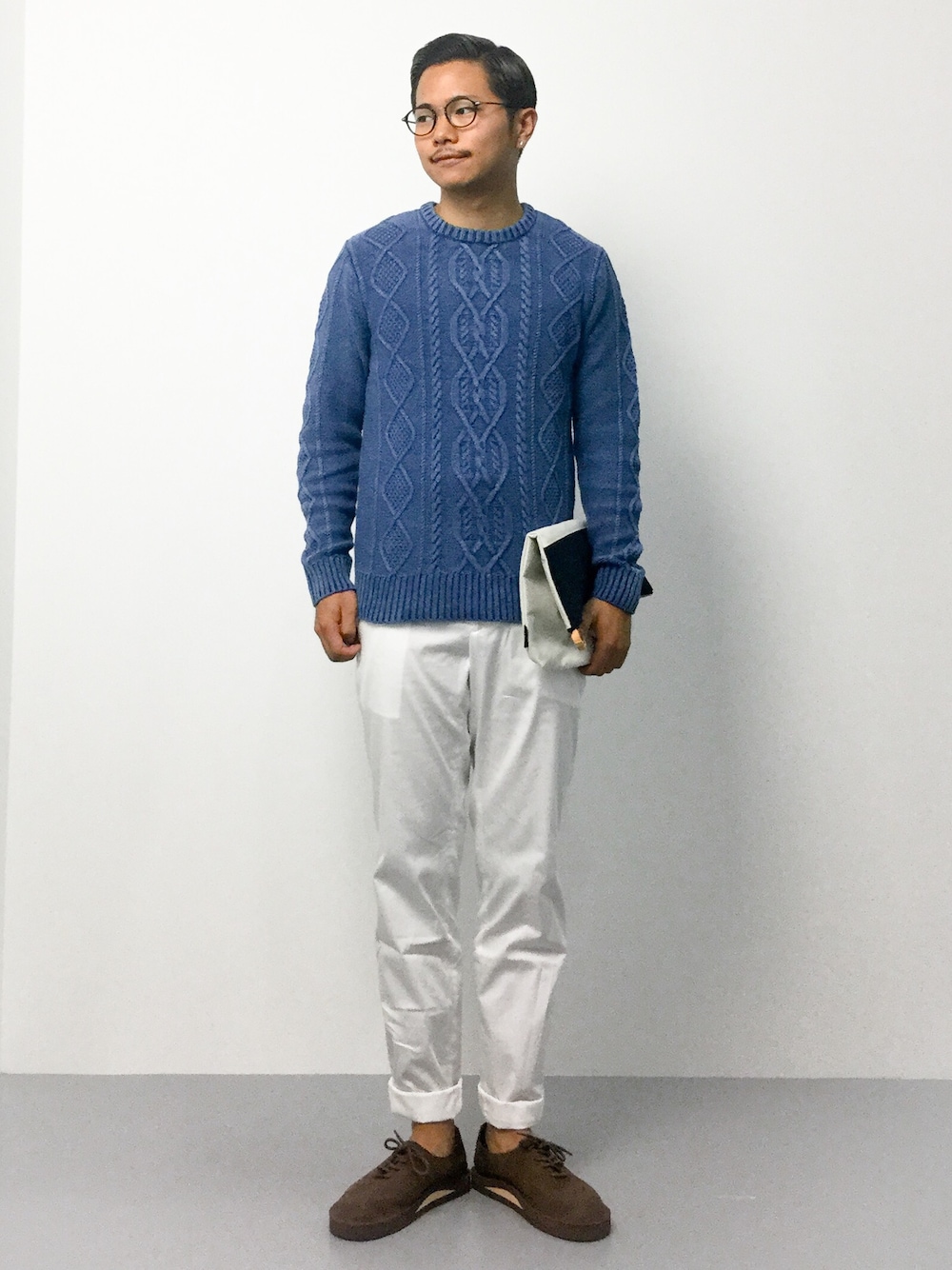 「ニット、クラッチバッグ、ケーブルニット、レザーシューズ、モカシン、イージーパンツ、白パンツ、インディゴ、ブルーニット、ヌバック」｜「JOURNAL STANDARDの5GGコットンケーブルC/N / ニット（ニット/セーター、ブルー系）」を使った、K-1RO(ケーイチロー)さん（メンズ・171cm）の夏コーディネートの1枚目の写真