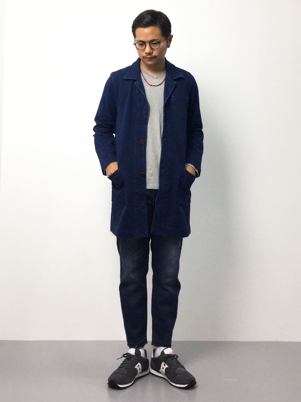 「スニーカー、Vネック、ショップコート、白ソックス、インディゴ、インディゴデニム、アンクルパンツ、saucony、ビーズネックレス、サッカニー」｜「Denimeのカットデニムショップコート（ステンカラーコート、ブルー系）」を使った、K-1RO(ケーイチロー)さん（メンズ・171cm）の夏コーディネートの1枚目の写真