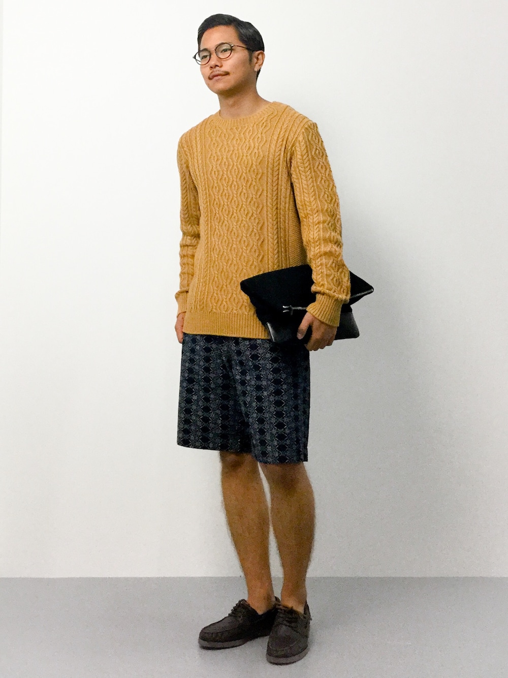「ニット、クルーネックニット、クラッチバッグ、ショートパンツ、レザーシューズ、ワイドパンツ、丸メガネ、デッキシューズ、アランニット、クルーネック」｜「green label relaxingのINDIGO/LIKE ARAN C/N 5G ニット（ニット/セーター、ベージュ系）」を使った、K-1RO(ケーイチロー)さん（メンズ・171cm）の夏コーディネートの1枚目の写真