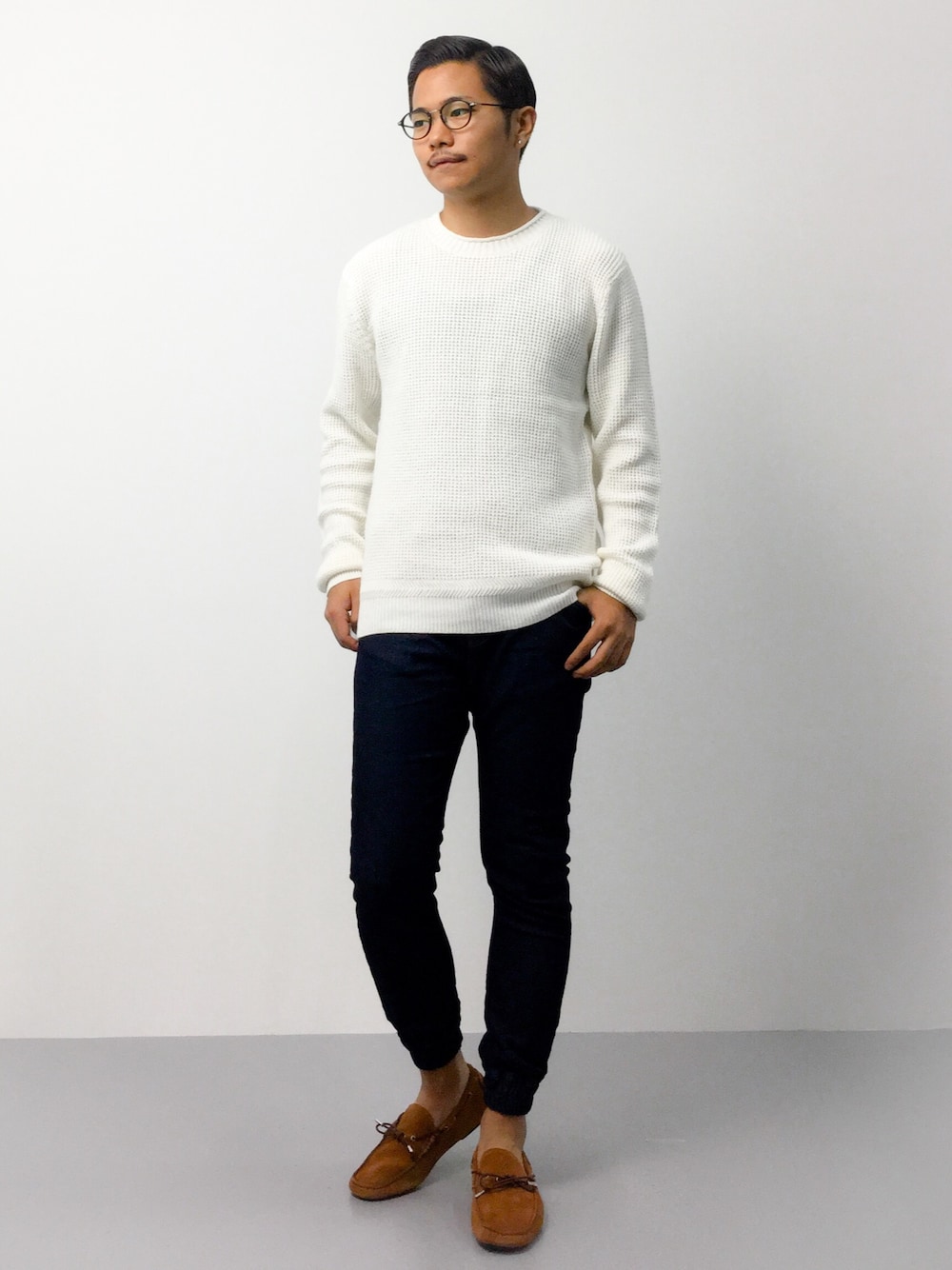 「シンプル、クルーネックニット、デニムパンツ、カシミヤ、丸メガネ、イージーパンツ、クルーネック、ドライビングシューズ、スエードシューズ、ジョガーパンツ」｜「JOURNAL STANDARD relumeのコットン/カシミヤ ワッフルクルーネックニット（ニット/セーター、ホワイト系）」を使った、K-1RO(ケーイチロー)さん（メンズ・171cm）の夏コーディネートの1枚目の写真