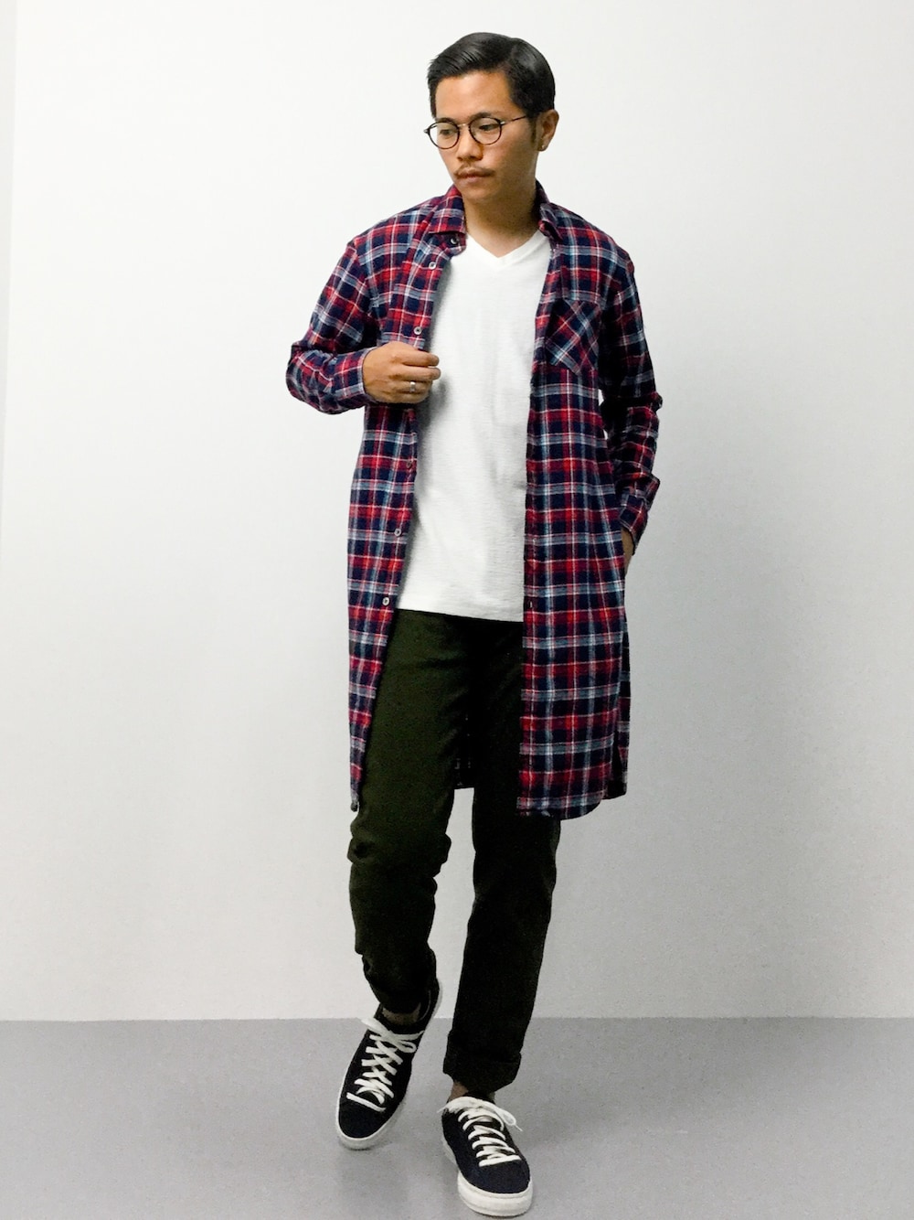「カットソー、コート、スニーカー、ネルシャツ、スキニー、Vネック、ローカットスニーカー、ネルシャツチェック、白Tシャツ、シャツコート」｜「AMERICAN RAG CIEのAMERICAN RAG CIE ネルチェックシャツコート【WEB限定】（ステンカラーコート、レッド系）」を使った、K-1RO(ケーイチロー)さん（メンズ・171cm）の夏コーディネートの1枚目の写真
