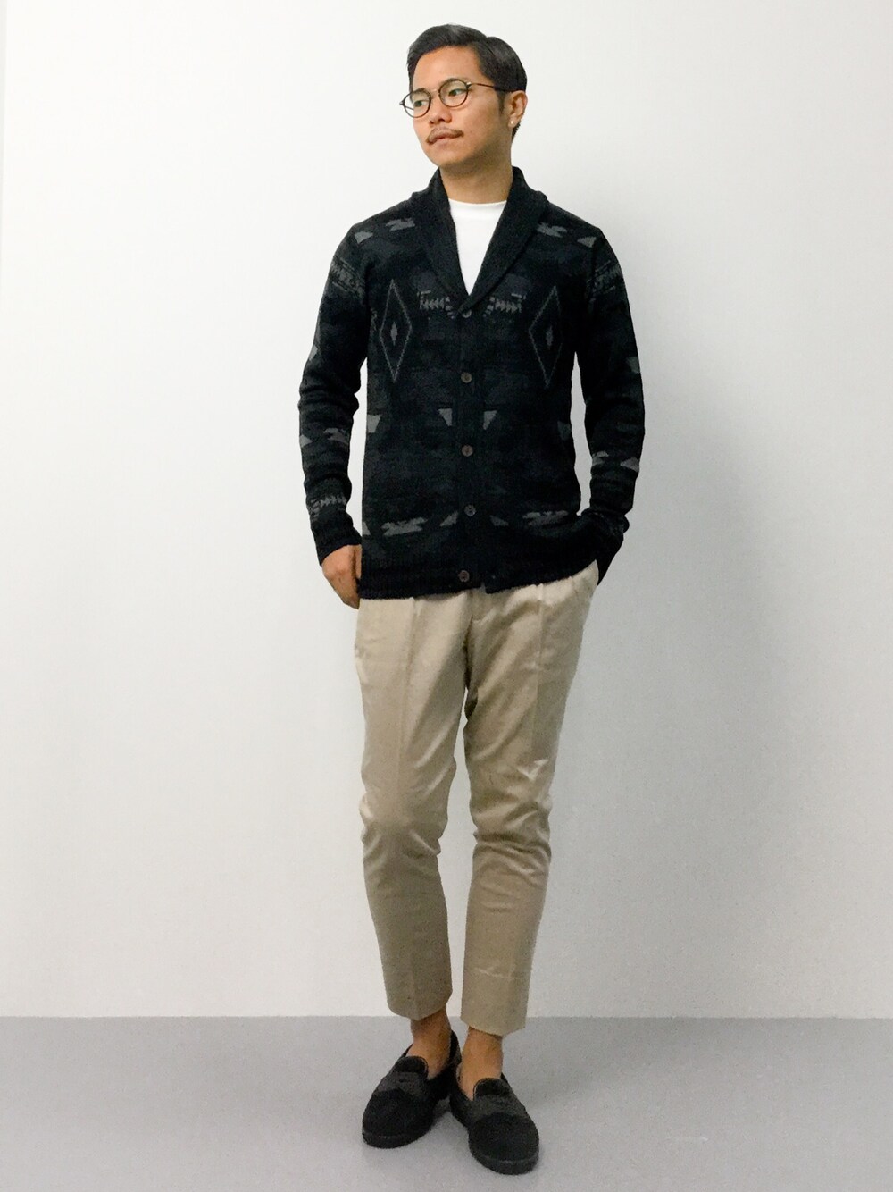 「ファー、カーディガン、ローファー、白T、ストレッチパンツ、ネイティブ柄、スリッポン、丸メガネ、クロップドパンツ、白Tシャツ」｜「NANO universeのネイティブ柄カーデ（カーディガン/ボレロ、ブラック系）」を使った、K-1RO(ケーイチロー)さん（メンズ・171cm）の夏コーディネートの1枚目の写真