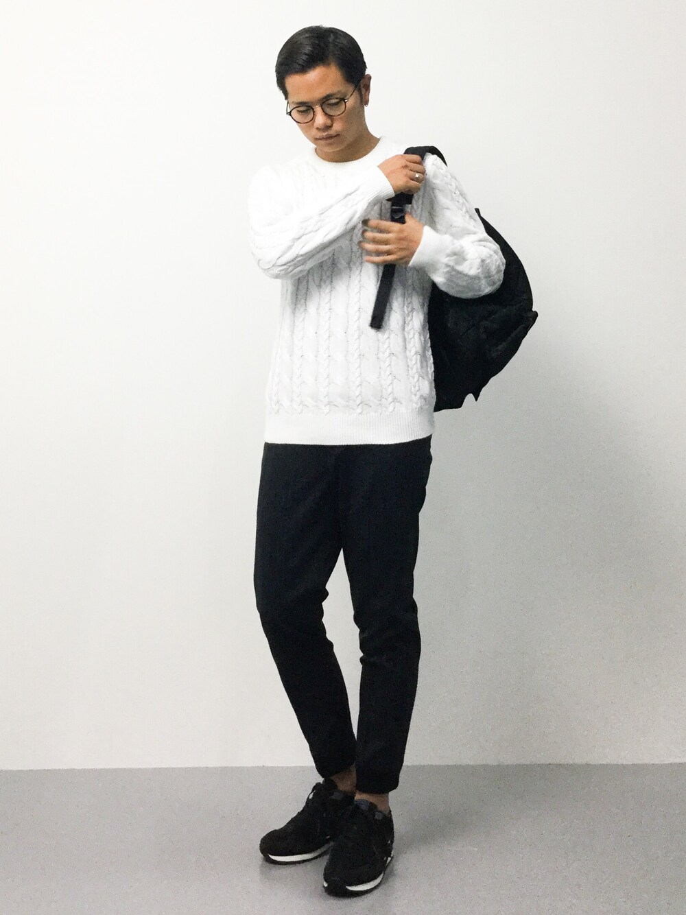 ブラック系のスニーカー、ホワイト系のニット/セーター、ブルー系のその他パンツを着用したメンズの秋コーディネートの1枚目の写真