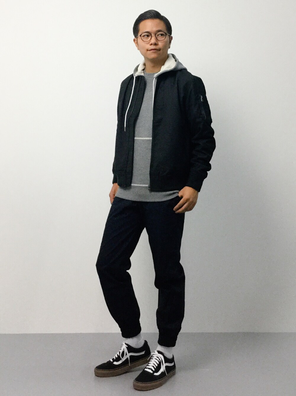 「ブルゾン、スウェット、VANS、MA-1、リブパンツ、バンズ、プルオーバーパーカー、丸メガネ、白ソックス、VANSのスニーカー」｜「RAGEBLUEの【USAコットン使用】裏毛スウェット後付けプルオーバーパーカ/568539（パーカー、グレー系）」を使った、K-1RO(ケーイチロー)さん（メンズ・171cm）の秋コーディネートの1枚目の写真