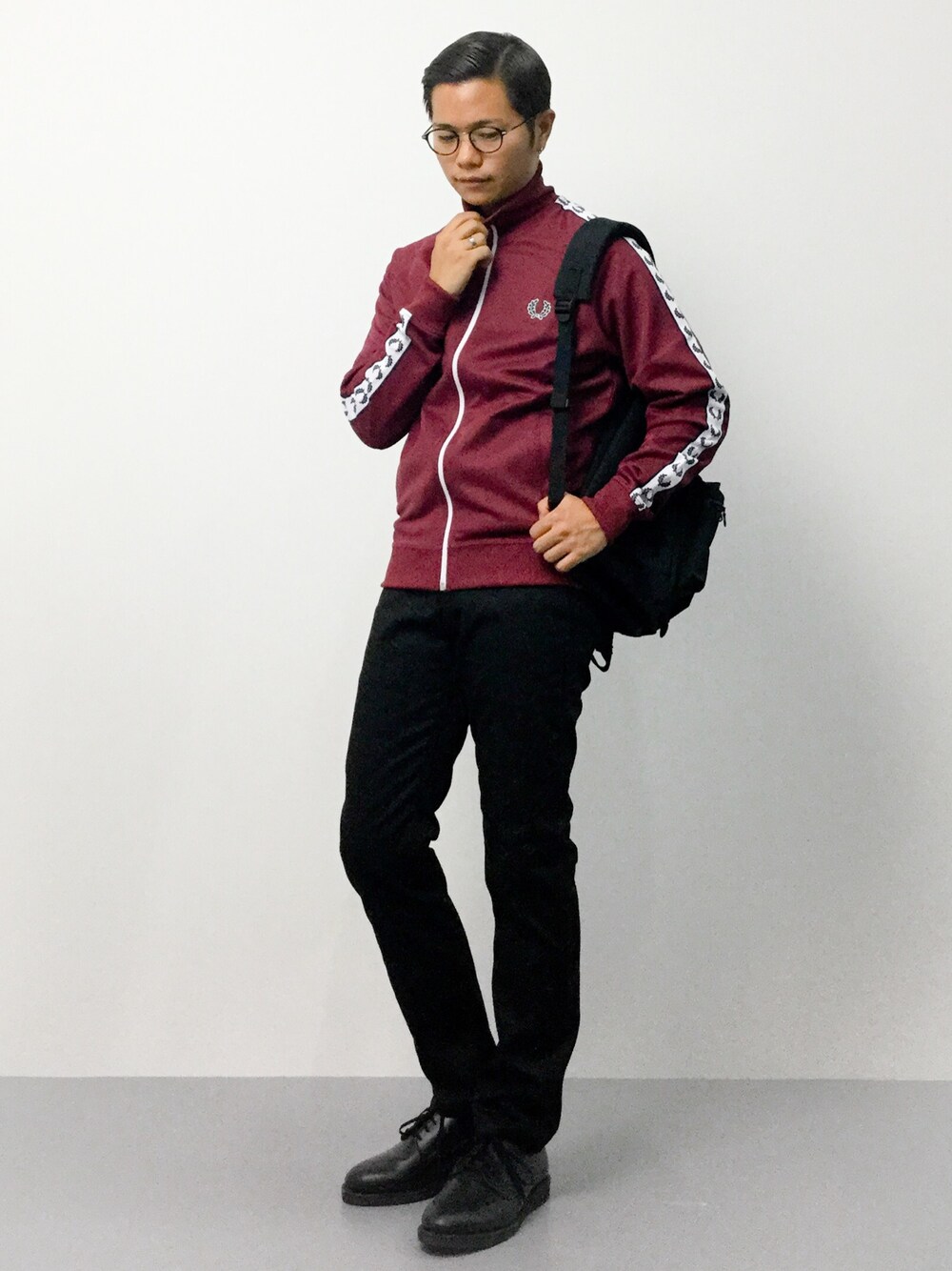 「フレッドペリー、FRED PERRY、トラックジャケット、バックパック、デイパック、黒パンツ、レザーシューズ、丸メガネ、シンプル、UK」｜「FRED PERRYのLaurel Taped Track Jacket（ブルゾン、レッド系）」を使った、K-1RO(ケーイチロー)さん（メンズ・171cm）の秋コーディネートの1枚目の写真