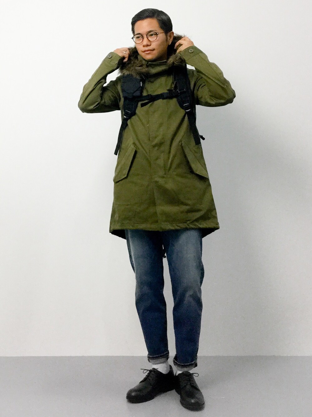 「レザーシューズ、プレーントゥ、白ソックス、デニムパンツ、アンクルパンツ、モッズコート、フレッドペリー、バックパック、丸メガネ、ミリタリー」｜「FRED PERRYのMods Parka（モッズコート、グリーン系）」を使った、K-1RO(ケーイチロー)さん（メンズ・171cm）の秋コーディネートの1枚目の写真