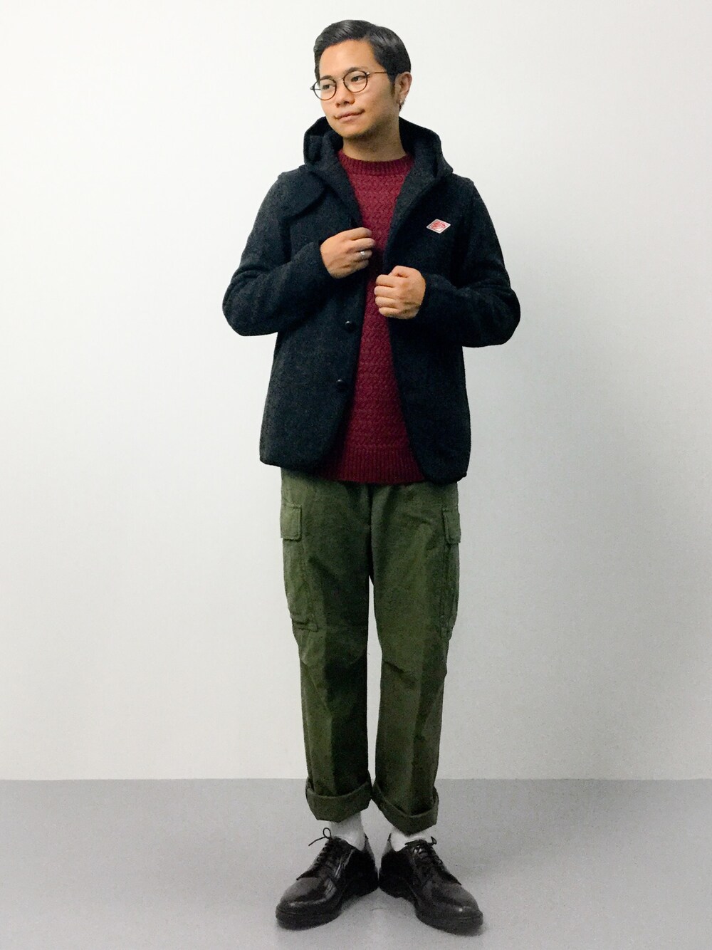 「クルーネックニット、カーゴパンツ、レザーシューズ、フード、丸メガネ、白ソックス、フードコート、ダントン、カーキパンツ、あったかコーデ」｜「DANTONの＜15秋冬＞【DANTON(ダントン)】ウールモッサ　シングルフードジャケット（ピーコート、グレー系）」を使った、K-1RO(ケーイチロー)さん（メンズ・171cm）の秋コーディネートの1枚目の写真