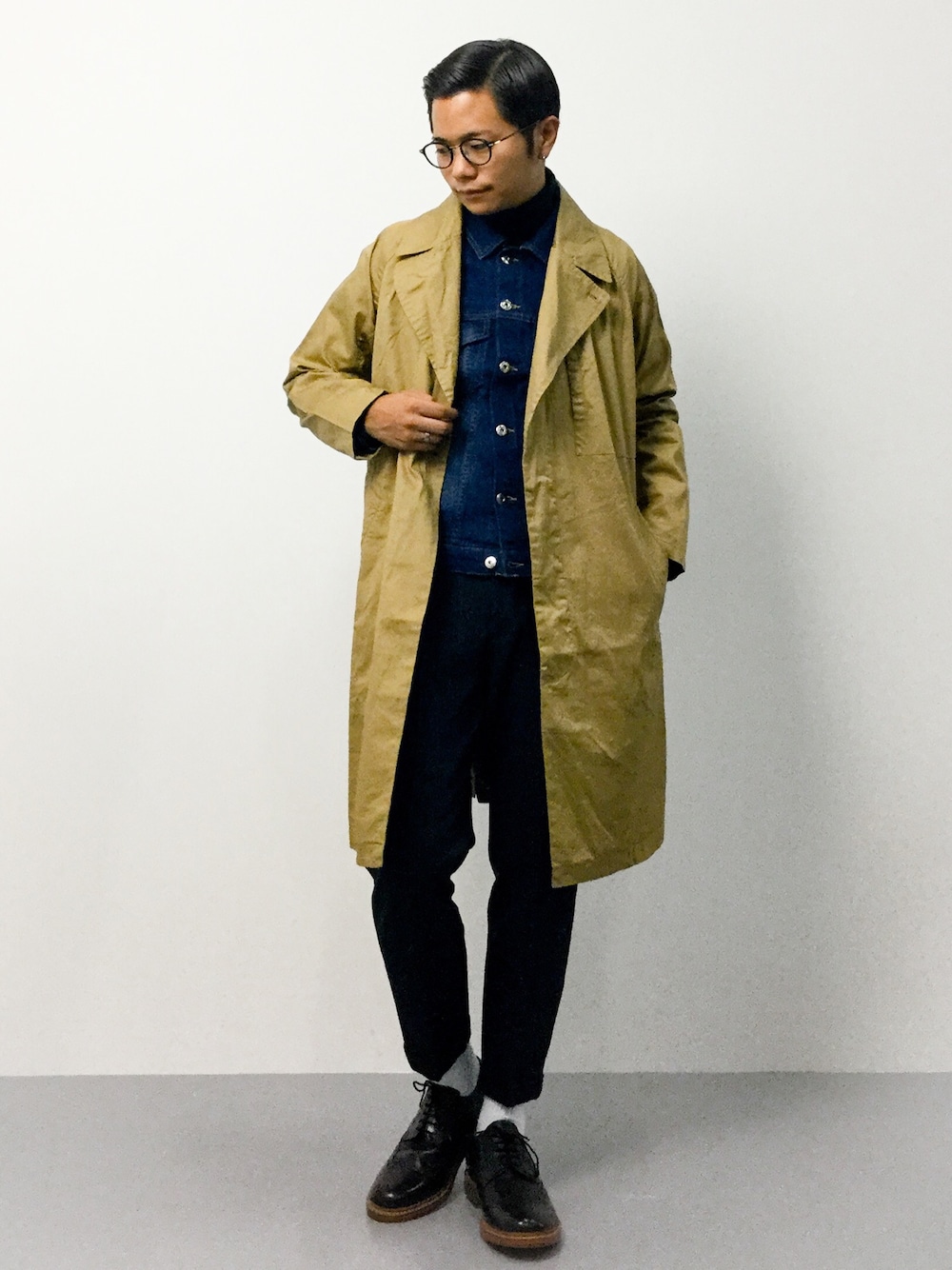 「テーパードパンツ、ステンカラーコート、デニムジャケット、ドレスシューズ、タートルネック、Gジャン、革靴、丸メガネ、白ソックス、アンクルパンツ」｜「RAGEBLUEのロングステンカラーコート/568534（ステンカラーコート、ベージュ系）」を使った、K-1RO(ケーイチロー)さん（メンズ・171cm）の秋コーディネートの1枚目の写真