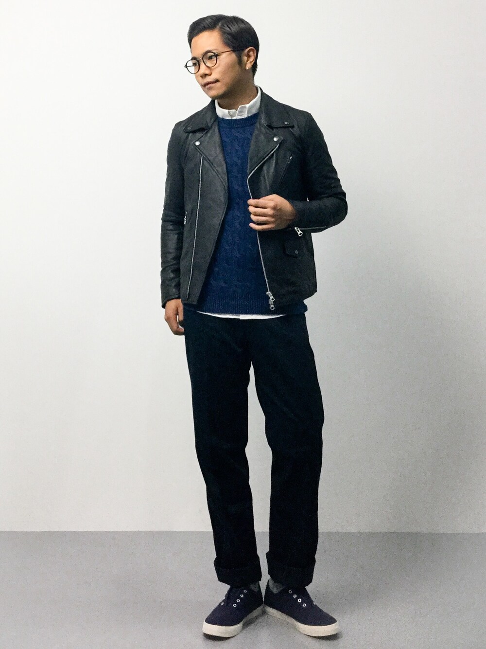「白シャツ、白シャツ×ニット、ボタンダウンシャツ、丸メガネ、ダブルライダース、ライダース、インディゴ、スニーカー、ワークパンツ、ネイビー」｜「RAGEBLUEの＜本革使用＞レザーダブルライダース/565593（ライダースジャケット、ブラック系）」を使った、K-1RO(ケーイチロー)さん（メンズ・171cm）の秋コーディネートの1枚目の写真