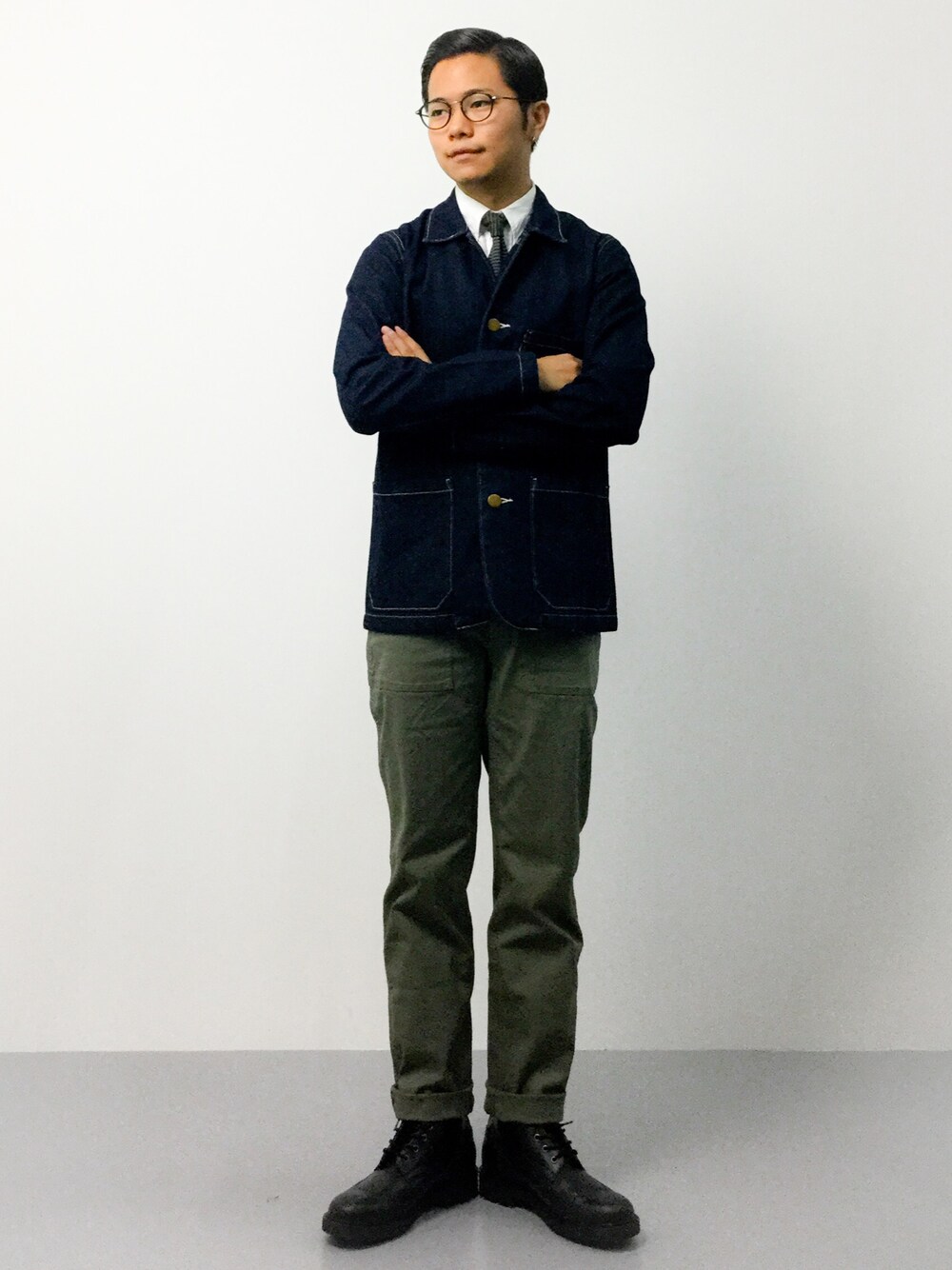 「ブーツ、白シャツ、カバーオール、デニムコート、ベイカーパンツ、ネクタイ、ボタンダウンシャツ、タイドアップ、レザーブーツ、編み上げブーツ」｜「SEVENDAYS=SUNDAYのＬＥＶＩＳ　ＥｎｇｉｎｅｅｒｓＲＩＮＳＥＤＥＮＩＭコート（ピーコート、ブルー系）」を使った、K-1RO(ケーイチロー)さん（メンズ・171cm）の秋コーディネートの1枚目の写真