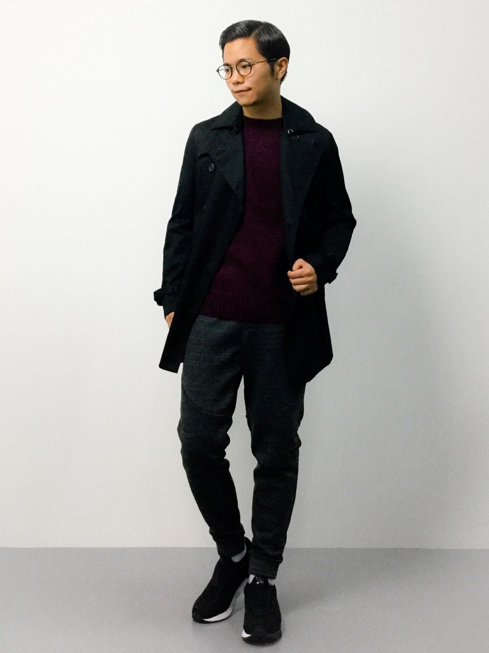 「モノトーン、モノトーンコーデ、トレンチコート、クルーネック、クルーネックニット、ジョガーパンツ、オニツカタイガー、白ソックス、ハーレー、丸メガネ」｜「NANO universeのT/Cシャンブレーダブルトレンチコート（トレンチコート、ブラック系）」を使った、K-1RO(ケーイチロー)さん（メンズ・171cm）の秋コーディネートの1枚目の写真