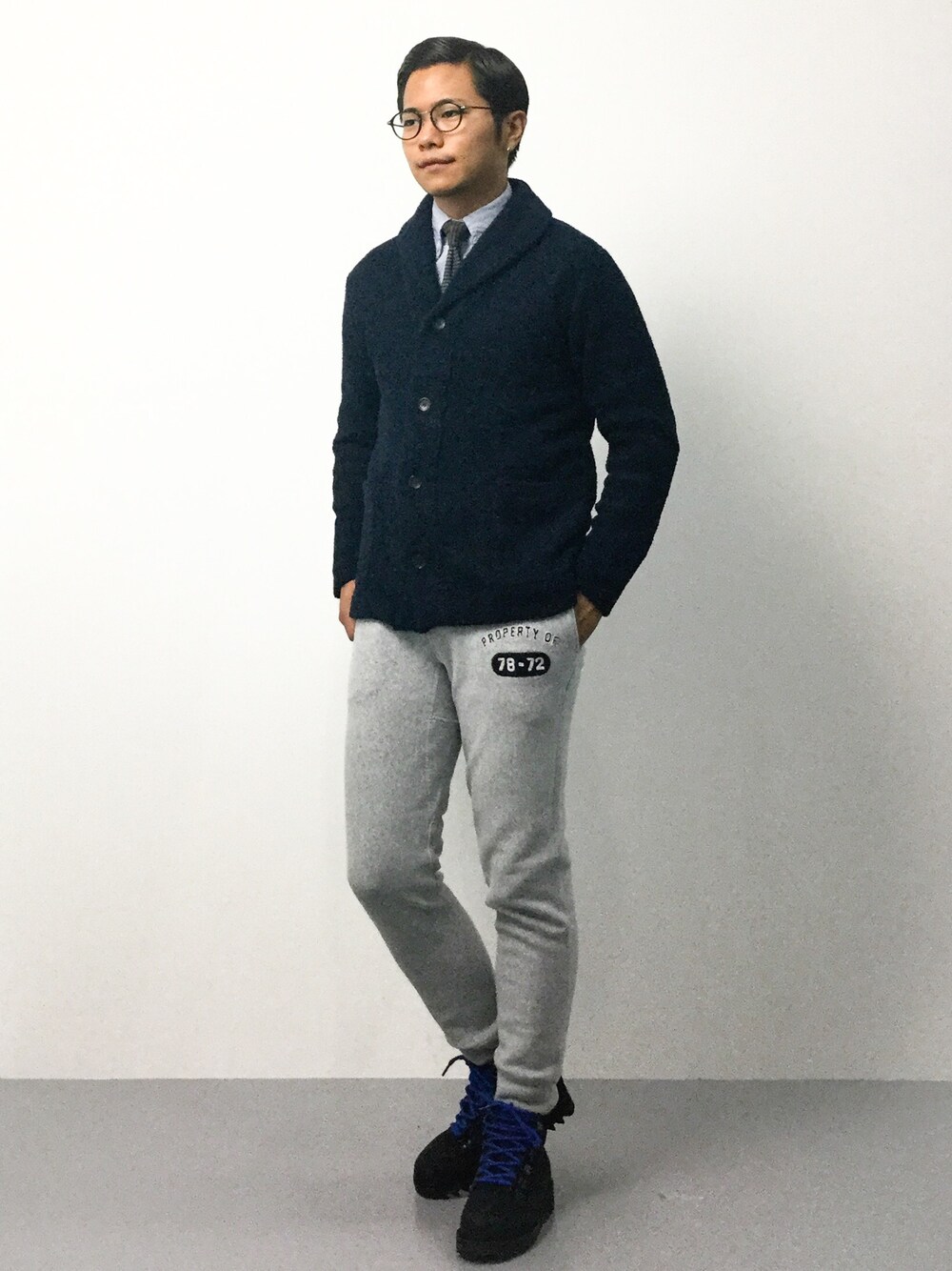 「カーディガン、ネイビー、ショールカラー、ネクタイ、ボタンダウンシャツ、タイドアップ、大人コーデ、ニットカーデ、オトナカジュアル、秋コーデ」｜「coenのラインオックスボタンダウンシャツ（シャツ/ブラウス、ブルー系）」を使った、K-1RO(ケーイチロー)さん（メンズ・171cm）の秋コーディネートの1枚目の写真