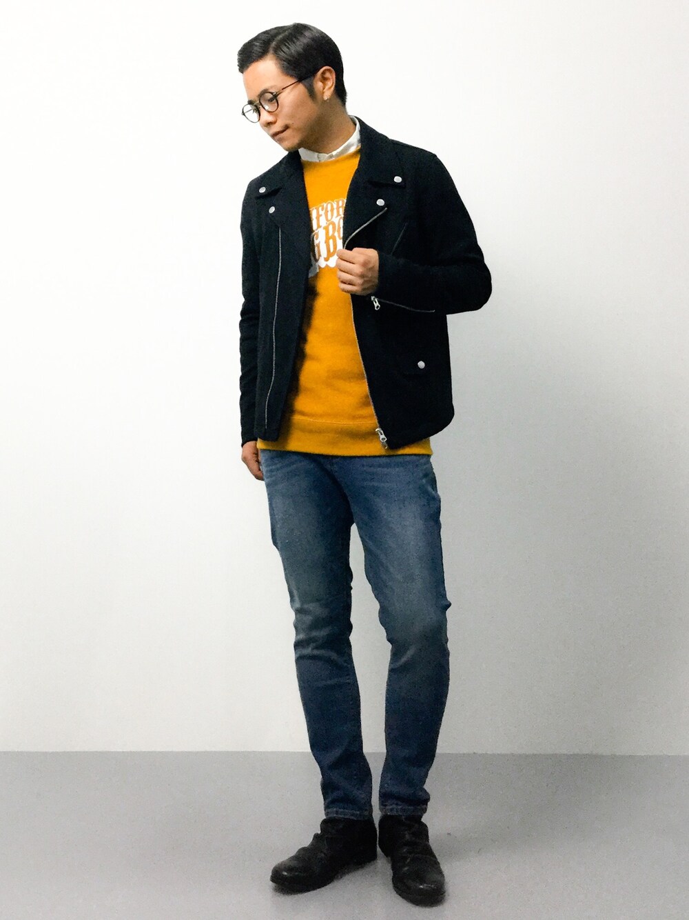 「白シャツ、レザーシューズ、マスタード、デニムパンツ、ボタンダウンシャツ、丸メガネ、大人コーデ、アンクルパンツ、秋コーデ、白シャツ×ニット」｜「coenのリバーシブルロゴプリントスウェット（スウェット、イエロー系）」を使った、K-1RO(ケーイチロー)さん（メンズ・171cm）の秋コーディネートの1枚目の写真